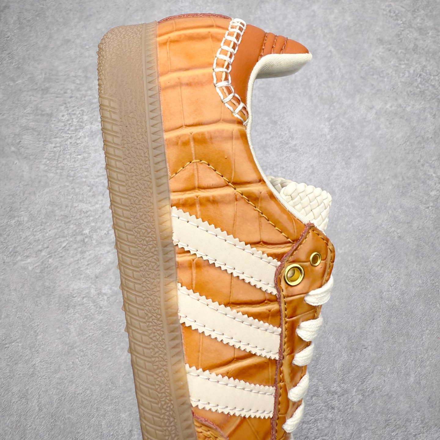 图片[6]-＃纯原 AD Original Samba OG 复古经典轻便板鞋 JH9826 口碑大厂出品 品控大底版型不断改良更新 全套原纸板楦头开发 确保原汁原味 完美呈现桑巴版型 一比一鞋头弧度高度鞋身弧度 此版本只针对中端市场 皮料材质有所更替 其他数据细节工艺流程均保持一致 绝不口嗨 细节品控鞋型随意对比 正确烫金高频细节 原装纳米超迁皮料 独家私模橡胶大底 原盒原配 这款桑巴鞋展示了高质量的工艺 带有装饰的超锁缝制和无缝的手感 柔软、柔软的皮革造型和标志性的3条纹完成了精致的外观 正规合身鞋带 鞋面上有绒面鞋垫 橡胶鞋底 享受正畸套筒软感 自50年代首次亮相以来就一直在赢得粉丝的青睐 尺码：35.5 36 36.5 37.5 38 38.5 39 40 40.5 41 42 42.5 43 44 44.5 45-选品中心