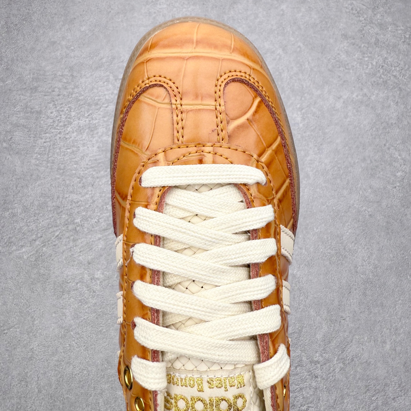 图片[4]-＃纯原 AD Original Samba OG 复古经典轻便板鞋 JH9826 口碑大厂出品 品控大底版型不断改良更新 全套原纸板楦头开发 确保原汁原味 完美呈现桑巴版型 一比一鞋头弧度高度鞋身弧度 此版本只针对中端市场 皮料材质有所更替 其他数据细节工艺流程均保持一致 绝不口嗨 细节品控鞋型随意对比 正确烫金高频细节 原装纳米超迁皮料 独家私模橡胶大底 原盒原配 这款桑巴鞋展示了高质量的工艺 带有装饰的超锁缝制和无缝的手感 柔软、柔软的皮革造型和标志性的3条纹完成了精致的外观 正规合身鞋带 鞋面上有绒面鞋垫 橡胶鞋底 享受正畸套筒软感 自50年代首次亮相以来就一直在赢得粉丝的青睐 尺码：35.5 36 36.5 37.5 38 38.5 39 40 40.5 41 42 42.5 43 44 44.5 45-选品中心