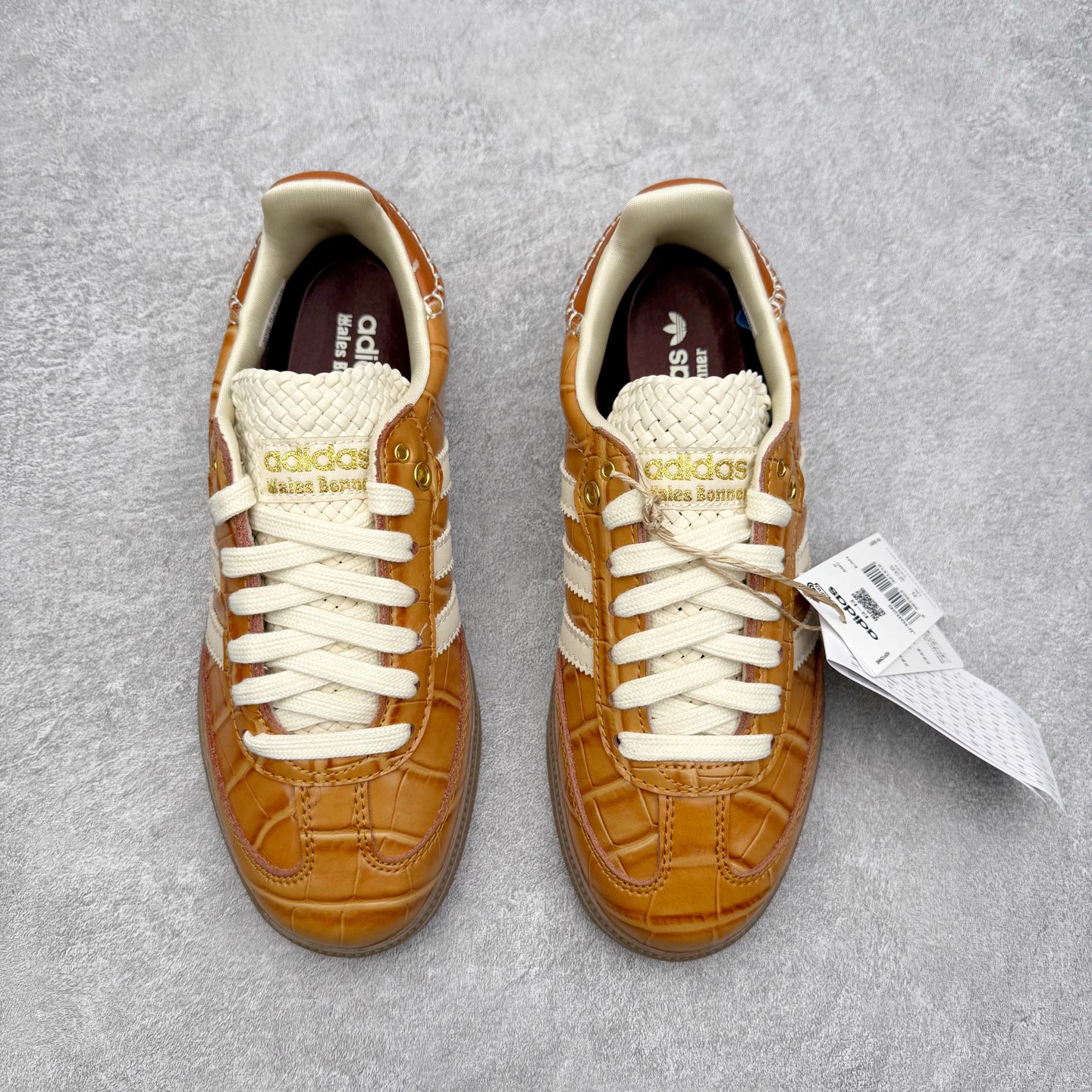 图片[2]-＃纯原 AD Original Samba OG 复古经典轻便板鞋 JH9826 口碑大厂出品 品控大底版型不断改良更新 全套原纸板楦头开发 确保原汁原味 完美呈现桑巴版型 一比一鞋头弧度高度鞋身弧度 此版本只针对中端市场 皮料材质有所更替 其他数据细节工艺流程均保持一致 绝不口嗨 细节品控鞋型随意对比 正确烫金高频细节 原装纳米超迁皮料 独家私模橡胶大底 原盒原配 这款桑巴鞋展示了高质量的工艺 带有装饰的超锁缝制和无缝的手感 柔软、柔软的皮革造型和标志性的3条纹完成了精致的外观 正规合身鞋带 鞋面上有绒面鞋垫 橡胶鞋底 享受正畸套筒软感 自50年代首次亮相以来就一直在赢得粉丝的青睐 尺码：35.5 36 36.5 37.5 38 38.5 39 40 40.5 41 42 42.5 43 44 44.5 45-选品中心