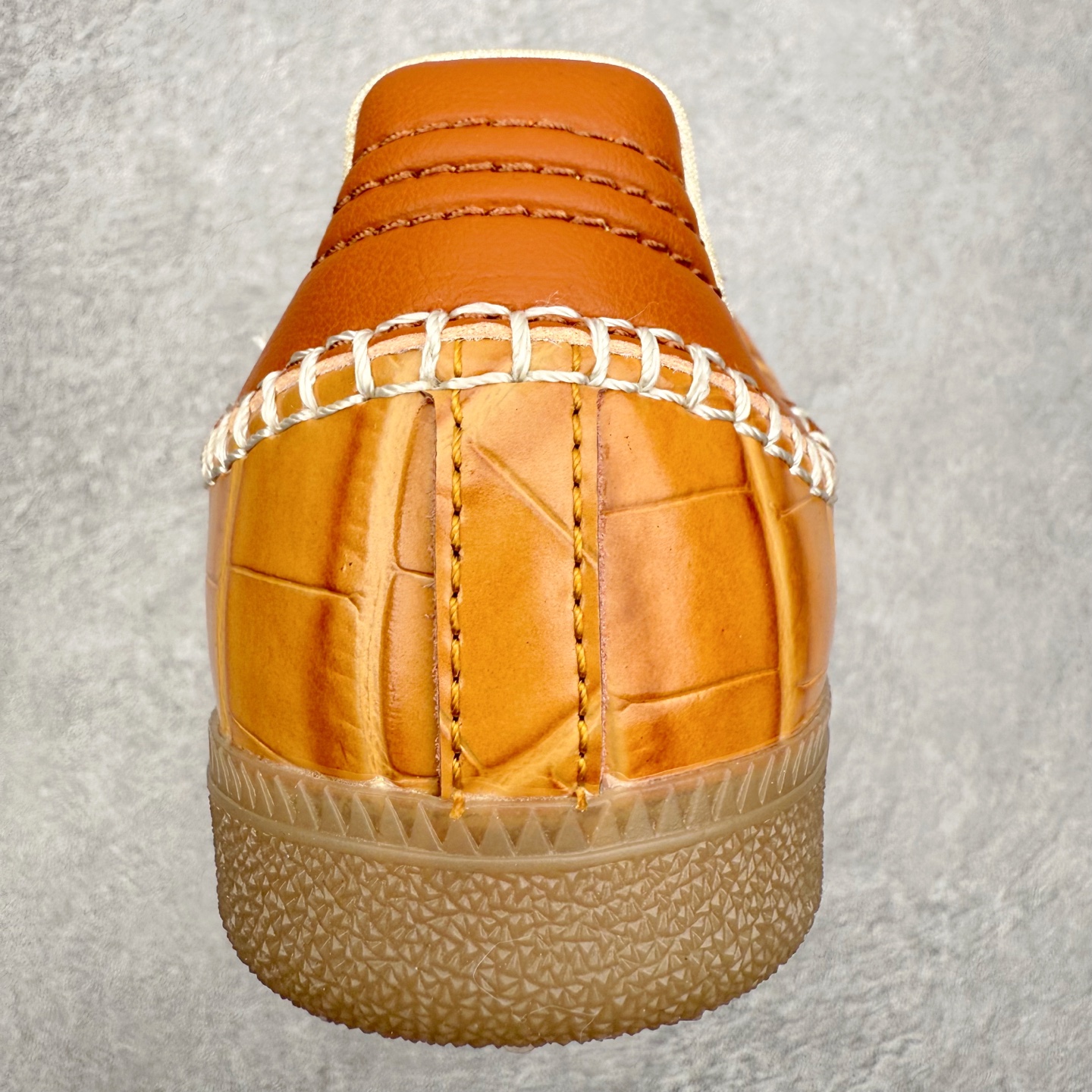 图片[8]-＃纯原 AD Original Samba OG 复古经典轻便板鞋 JH9826 口碑大厂出品 品控大底版型不断改良更新 全套原纸板楦头开发 确保原汁原味 完美呈现桑巴版型 一比一鞋头弧度高度鞋身弧度 此版本只针对中端市场 皮料材质有所更替 其他数据细节工艺流程均保持一致 绝不口嗨 细节品控鞋型随意对比 正确烫金高频细节 原装纳米超迁皮料 独家私模橡胶大底 原盒原配 这款桑巴鞋展示了高质量的工艺 带有装饰的超锁缝制和无缝的手感 柔软、柔软的皮革造型和标志性的3条纹完成了精致的外观 正规合身鞋带 鞋面上有绒面鞋垫 橡胶鞋底 享受正畸套筒软感 自50年代首次亮相以来就一直在赢得粉丝的青睐 尺码：35.5 36 36.5 37.5 38 38.5 39 40 40.5 41 42 42.5 43 44 44.5 45-选品中心