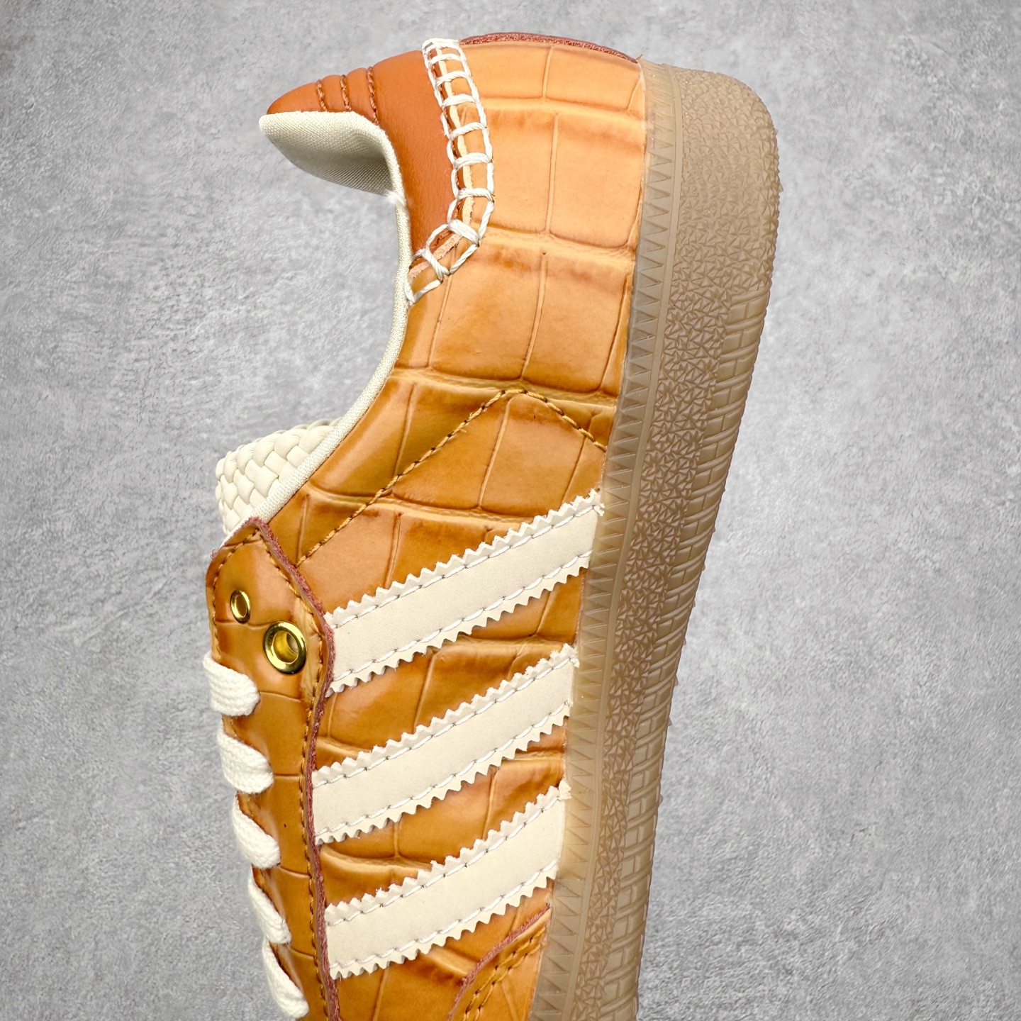 图片[7]-＃纯原 AD Original Samba OG 复古经典轻便板鞋 JH9826 口碑大厂出品 品控大底版型不断改良更新 全套原纸板楦头开发 确保原汁原味 完美呈现桑巴版型 一比一鞋头弧度高度鞋身弧度 此版本只针对中端市场 皮料材质有所更替 其他数据细节工艺流程均保持一致 绝不口嗨 细节品控鞋型随意对比 正确烫金高频细节 原装纳米超迁皮料 独家私模橡胶大底 原盒原配 这款桑巴鞋展示了高质量的工艺 带有装饰的超锁缝制和无缝的手感 柔软、柔软的皮革造型和标志性的3条纹完成了精致的外观 正规合身鞋带 鞋面上有绒面鞋垫 橡胶鞋底 享受正畸套筒软感 自50年代首次亮相以来就一直在赢得粉丝的青睐 尺码：35.5 36 36.5 37.5 38 38.5 39 40 40.5 41 42 42.5 43 44 44.5 45-选品中心