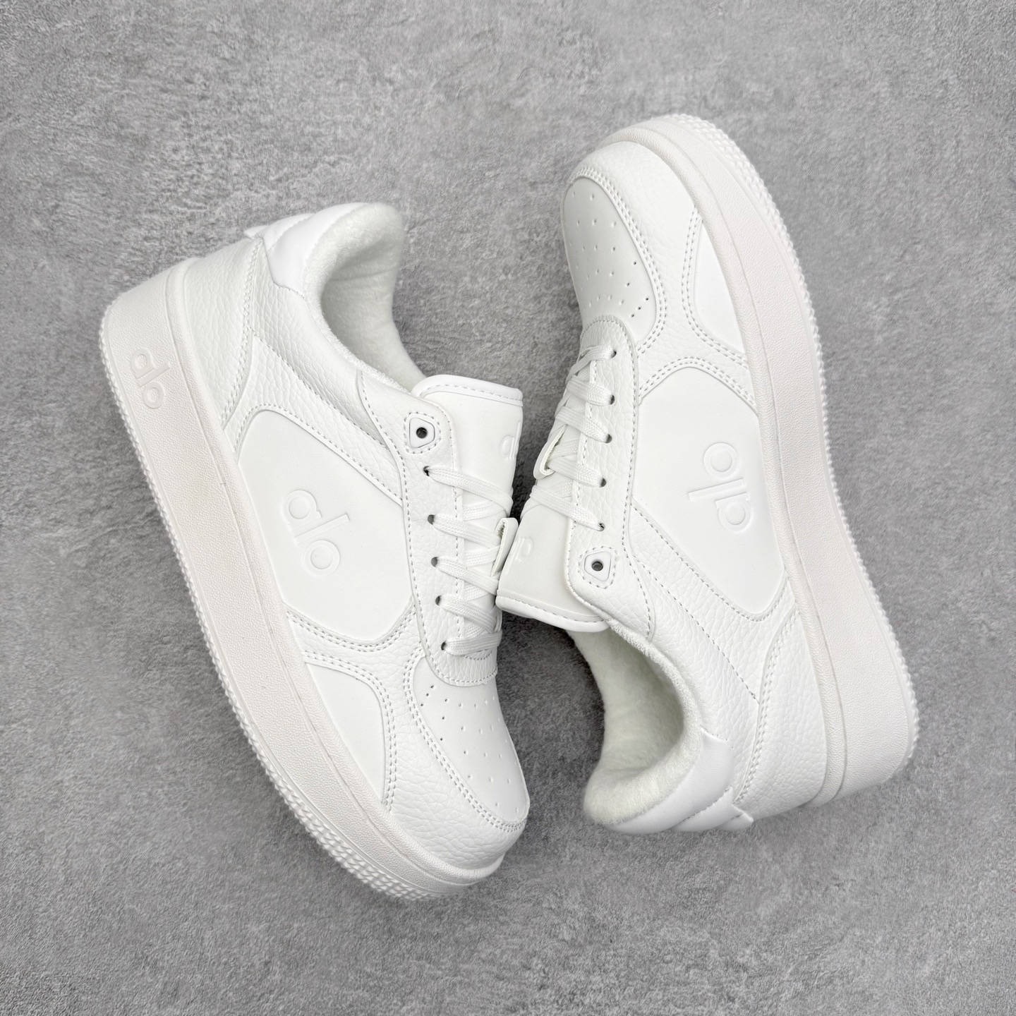 图片[3]-Alo yoga 易梦玲 Jisoo智秀 等多位明星同款上脚 主打各大平台外贸主推大厂采购原材料多处细节一步到位 生产细节 没得说 一款随意搭配的都好看的鞋子aIo采用增高4cm 主打熊猫色 春夏秋冬四季款 舒适简约板鞋 TPU防滑耐磨鞋底 #alo #alo女孩 #AIo #健身穿搭 #鞋子推荐 #板鞋 尺码：35 36 37 38 39 40 41 42 43 44 45-选品中心