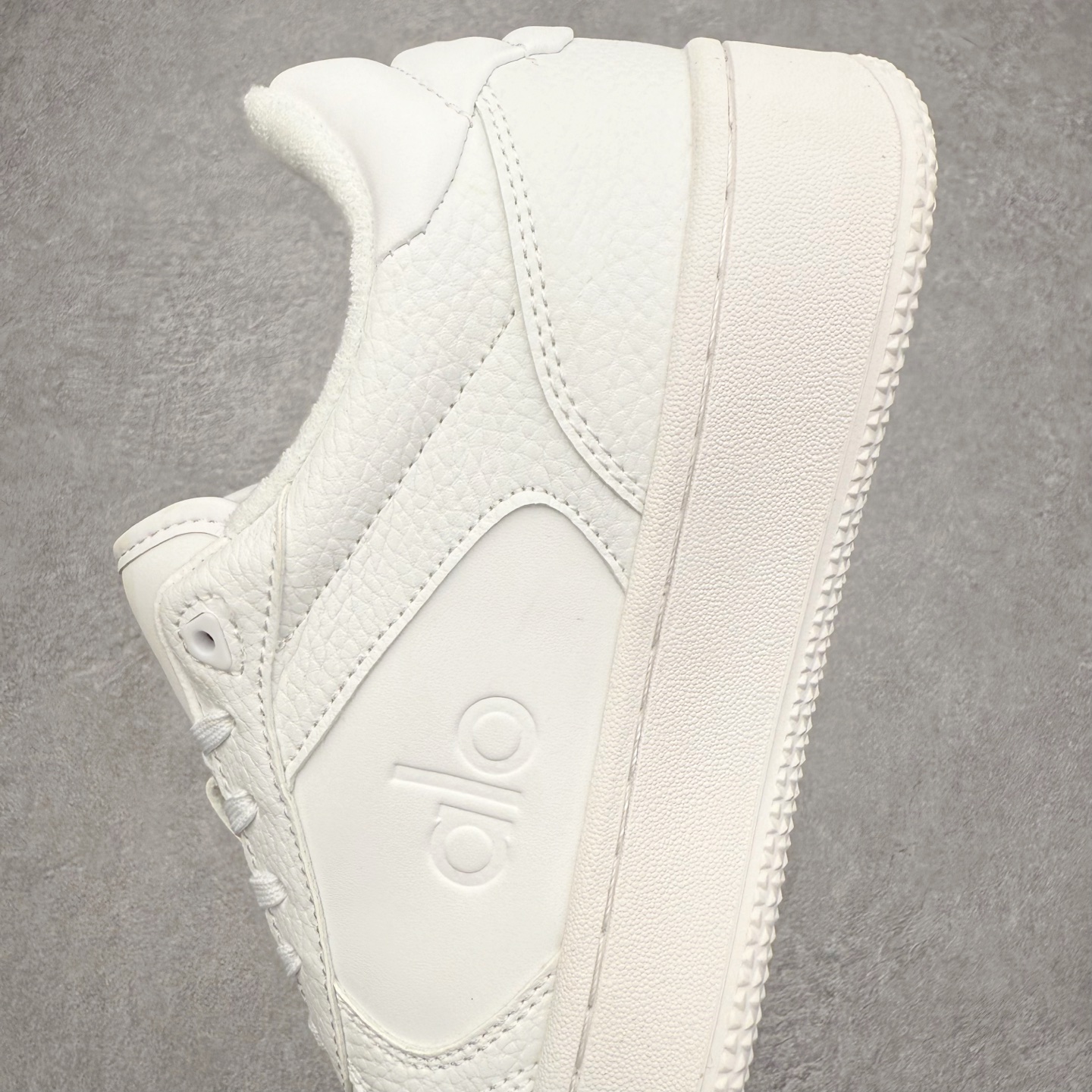 图片[7]-Alo yoga 易梦玲 Jisoo智秀 等多位明星同款上脚 主打各大平台外贸主推大厂采购原材料多处细节一步到位 生产细节 没得说 一款随意搭配的都好看的鞋子aIo采用增高4cm 主打熊猫色 春夏秋冬四季款 舒适简约板鞋 TPU防滑耐磨鞋底 #alo #alo女孩 #AIo #健身穿搭 #鞋子推荐 #板鞋 尺码：35 36 37 38 39 40 41 42 43 44 45-选品中心