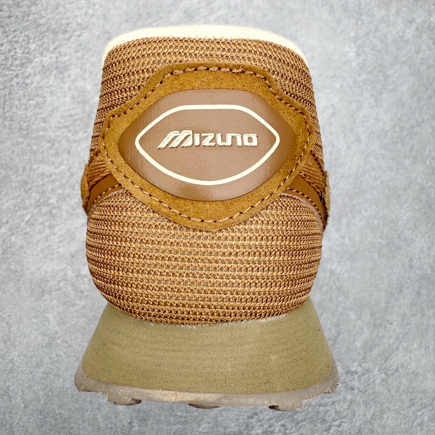 图片[8]-Mizuno LG 60S 2k 舒适百搭 德训 薄底 低帮 生活休闲鞋 男女同款 棕色 美津浓（Mizuno）是日本美津浓株式会社于1906年创立的运动品牌，经过一个多世纪的不断努力现已成为世界著名的运动器具、服装和鞋类生产商。美津浓力求服务于各类运动项目，并竭力使运动生活更加愉快和振奋。产品种类齐全，覆盖几乎全部主要运动项目，达到30万多个品类。尺码：36 36.5 37.5 38 38.5 39 40 40.5 41 42 42.5 43 44 44.5 45-选品中心