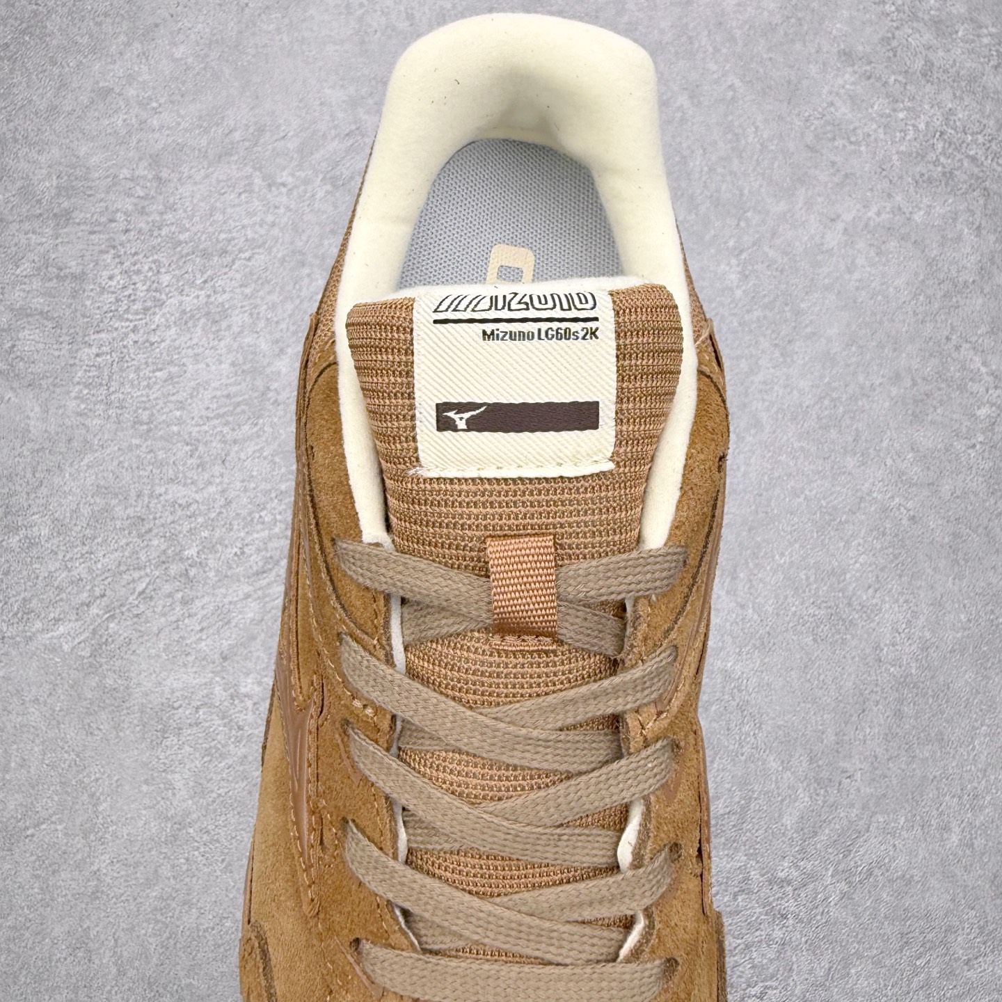 图片[5]-Mizuno LG 60S 2k 舒适百搭 德训 薄底 低帮 生活休闲鞋 男女同款 棕色 美津浓（Mizuno）是日本美津浓株式会社于1906年创立的运动品牌，经过一个多世纪的不断努力现已成为世界著名的运动器具、服装和鞋类生产商。美津浓力求服务于各类运动项目，并竭力使运动生活更加愉快和振奋。产品种类齐全，覆盖几乎全部主要运动项目，达到30万多个品类。尺码：36 36.5 37.5 38 38.5 39 40 40.5 41 42 42.5 43 44 44.5 45-选品中心