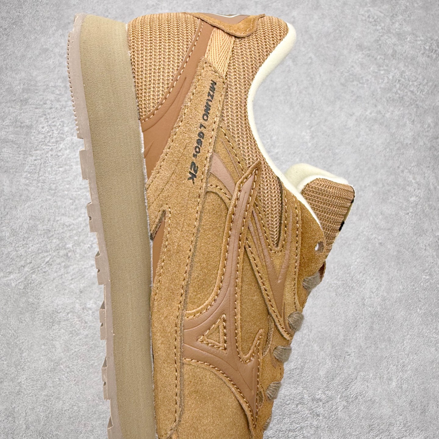 图片[6]-Mizuno LG 60S 2k 舒适百搭 德训 薄底 低帮 生活休闲鞋 男女同款 棕色 美津浓（Mizuno）是日本美津浓株式会社于1906年创立的运动品牌，经过一个多世纪的不断努力现已成为世界著名的运动器具、服装和鞋类生产商。美津浓力求服务于各类运动项目，并竭力使运动生活更加愉快和振奋。产品种类齐全，覆盖几乎全部主要运动项目，达到30万多个品类。尺码：36 36.5 37.5 38 38.5 39 40 40.5 41 42 42.5 43 44 44.5 45-选品中心