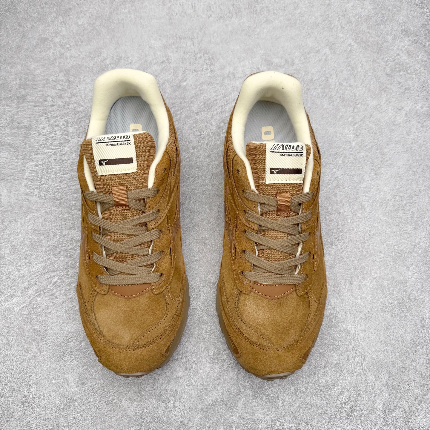 图片[2]-Mizuno LG 60S 2k 舒适百搭 德训 薄底 低帮 生活休闲鞋 男女同款 棕色 美津浓（Mizuno）是日本美津浓株式会社于1906年创立的运动品牌，经过一个多世纪的不断努力现已成为世界著名的运动器具、服装和鞋类生产商。美津浓力求服务于各类运动项目，并竭力使运动生活更加愉快和振奋。产品种类齐全，覆盖几乎全部主要运动项目，达到30万多个品类。尺码：36 36.5 37.5 38 38.5 39 40 40.5 41 42 42.5 43 44 44.5 45-选品中心