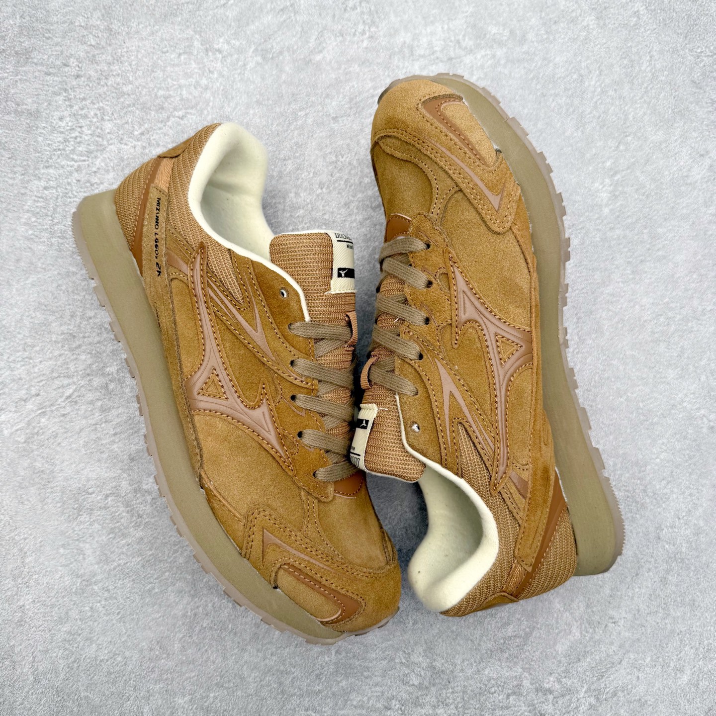 图片[3]-Mizuno LG 60S 2k 舒适百搭 德训 薄底 低帮 生活休闲鞋 男女同款 棕色 美津浓（Mizuno）是日本美津浓株式会社于1906年创立的运动品牌，经过一个多世纪的不断努力现已成为世界著名的运动器具、服装和鞋类生产商。美津浓力求服务于各类运动项目，并竭力使运动生活更加愉快和振奋。产品种类齐全，覆盖几乎全部主要运动项目，达到30万多个品类。尺码：36 36.5 37.5 38 38.5 39 40 40.5 41 42 42.5 43 44 44.5 45-选品中心