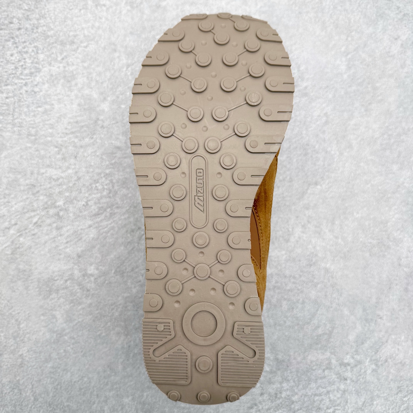 图片[9]-Mizuno LG 60S 2k 舒适百搭 德训 薄底 低帮 生活休闲鞋 男女同款 棕色 美津浓（Mizuno）是日本美津浓株式会社于1906年创立的运动品牌，经过一个多世纪的不断努力现已成为世界著名的运动器具、服装和鞋类生产商。美津浓力求服务于各类运动项目，并竭力使运动生活更加愉快和振奋。产品种类齐全，覆盖几乎全部主要运动项目，达到30万多个品类。尺码：36 36.5 37.5 38 38.5 39 40 40.5 41 42 42.5 43 44 44.5 45-选品中心