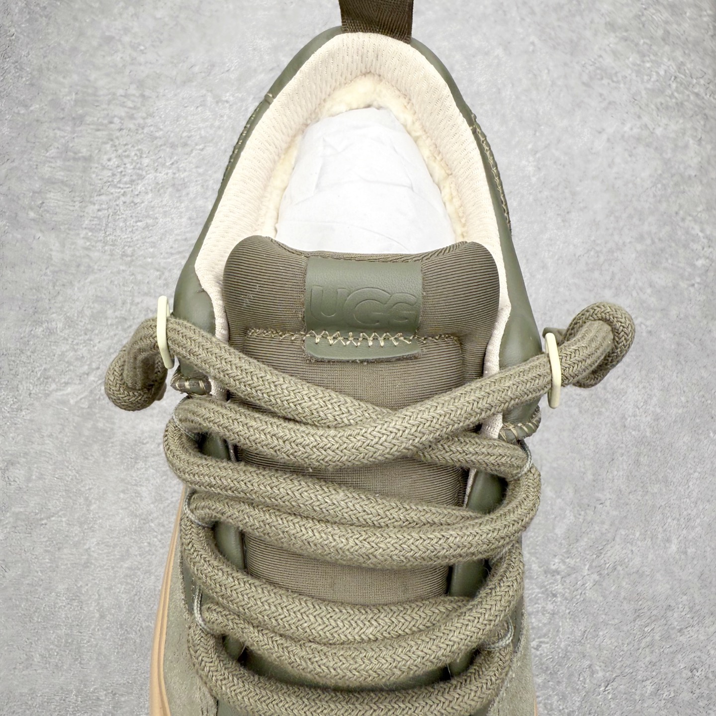 图片[5]-＃GD UGG 0910 经典秋冬羊皮毛一体雪地靴 隆丰A级澳洲进口羊皮毛一体 完全遵循ZP工艺流程 代工厂原厂版师 秉承无原鞋不开发选择 注重每一处细节 市面最正版型 TREADLITE\\\”轻翼\\\”科技外底 轻便/耐用/柔韧/桩型【售后郑重承诺】一个月内若出现重大脱胶/断底等质量问题 直接为您换新 翻毛皮鞋面 细腻亲肤再生聚酯纤维滚边 舒适易打理 保暖性佳 UGG plush™ 里衬和内底 茸软亲肤 舒适暖足 经典鞋型搭配轻盈厚底 稳稳拿捏秋冬出街时髦造型 Treadlite by UGG 轻翼大底 轻盈缓震 为双足减负 舒适轻便 助你轻松畅玩整天 尺码：35 36 37 38 39 40 41 42 43 44 45-选品中心