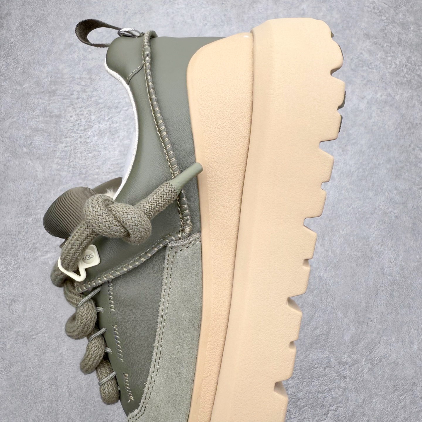 图片[7]-＃GD UGG 0910 经典秋冬羊皮毛一体雪地靴 隆丰A级澳洲进口羊皮毛一体 完全遵循ZP工艺流程 代工厂原厂版师 秉承无原鞋不开发选择 注重每一处细节 市面最正版型 TREADLITE\\\”轻翼\\\”科技外底 轻便/耐用/柔韧/桩型【售后郑重承诺】一个月内若出现重大脱胶/断底等质量问题 直接为您换新 翻毛皮鞋面 细腻亲肤再生聚酯纤维滚边 舒适易打理 保暖性佳 UGG plush™ 里衬和内底 茸软亲肤 舒适暖足 经典鞋型搭配轻盈厚底 稳稳拿捏秋冬出街时髦造型 Treadlite by UGG 轻翼大底 轻盈缓震 为双足减负 舒适轻便 助你轻松畅玩整天 尺码：35 36 37 38 39 40 41 42 43 44 45-选品中心