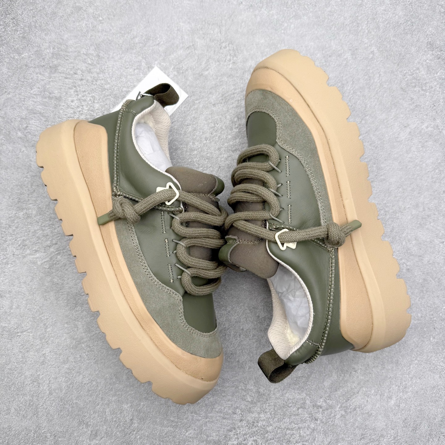 图片[3]-＃GD UGG 0910 经典秋冬羊皮毛一体雪地靴 隆丰A级澳洲进口羊皮毛一体 完全遵循ZP工艺流程 代工厂原厂版师 秉承无原鞋不开发选择 注重每一处细节 市面最正版型 TREADLITE\\\”轻翼\\\”科技外底 轻便/耐用/柔韧/桩型【售后郑重承诺】一个月内若出现重大脱胶/断底等质量问题 直接为您换新 翻毛皮鞋面 细腻亲肤再生聚酯纤维滚边 舒适易打理 保暖性佳 UGG plush™ 里衬和内底 茸软亲肤 舒适暖足 经典鞋型搭配轻盈厚底 稳稳拿捏秋冬出街时髦造型 Treadlite by UGG 轻翼大底 轻盈缓震 为双足减负 舒适轻便 助你轻松畅玩整天 尺码：35 36 37 38 39 40 41 42 43 44 45-选品中心