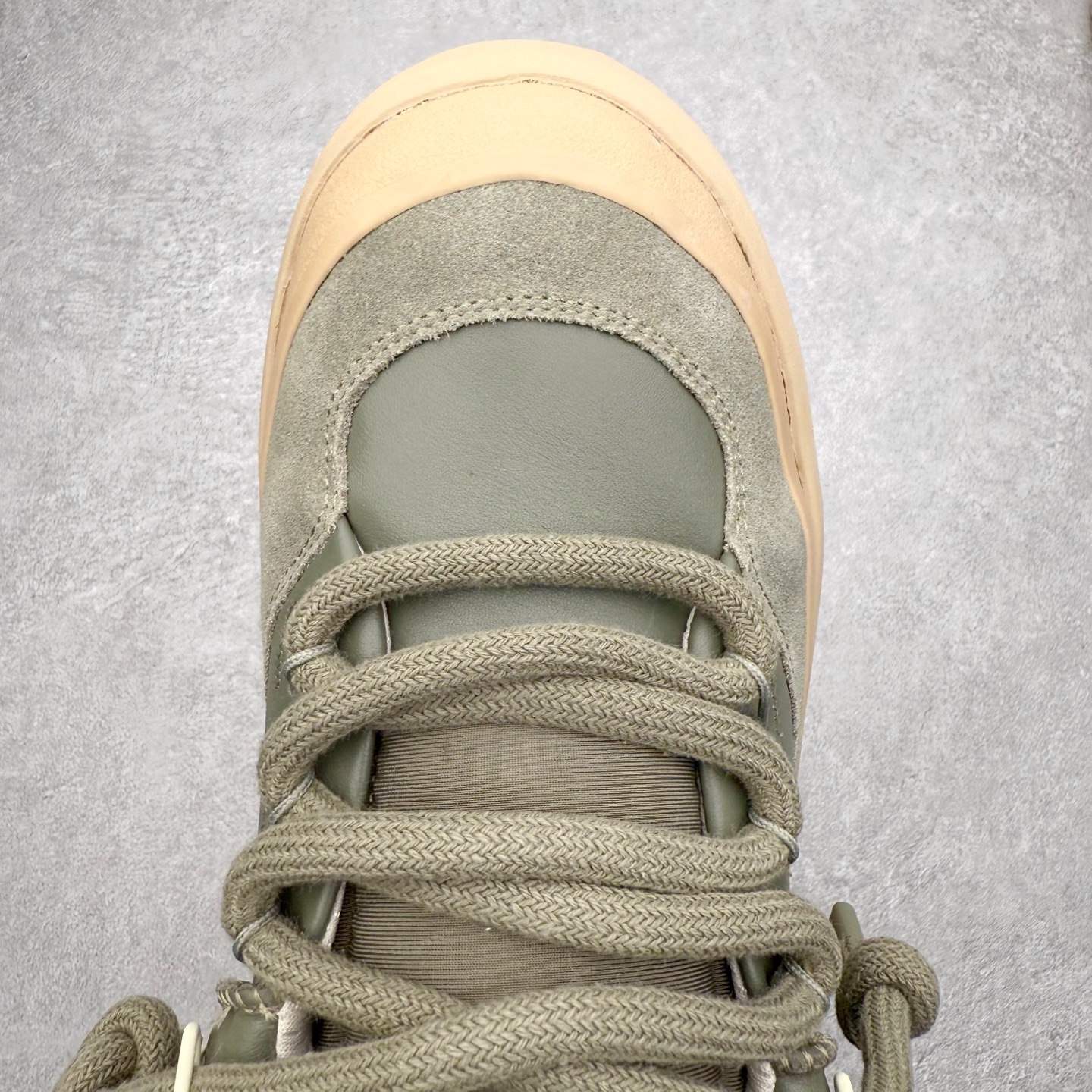 图片[4]-＃GD UGG 0910 经典秋冬羊皮毛一体雪地靴 隆丰A级澳洲进口羊皮毛一体 完全遵循ZP工艺流程 代工厂原厂版师 秉承无原鞋不开发选择 注重每一处细节 市面最正版型 TREADLITE\\\”轻翼\\\”科技外底 轻便/耐用/柔韧/桩型【售后郑重承诺】一个月内若出现重大脱胶/断底等质量问题 直接为您换新 翻毛皮鞋面 细腻亲肤再生聚酯纤维滚边 舒适易打理 保暖性佳 UGG plush™ 里衬和内底 茸软亲肤 舒适暖足 经典鞋型搭配轻盈厚底 稳稳拿捏秋冬出街时髦造型 Treadlite by UGG 轻翼大底 轻盈缓震 为双足减负 舒适轻便 助你轻松畅玩整天 尺码：35 36 37 38 39 40 41 42 43 44 45-选品中心