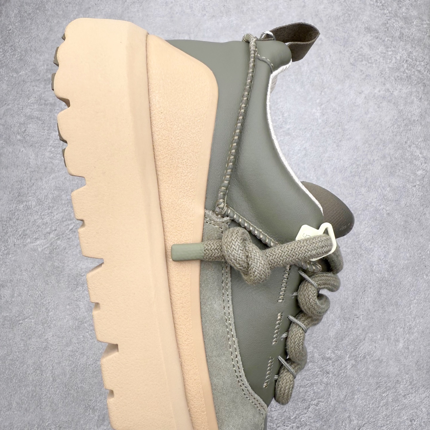 图片[6]-＃GD UGG 0910 经典秋冬羊皮毛一体雪地靴 隆丰A级澳洲进口羊皮毛一体 完全遵循ZP工艺流程 代工厂原厂版师 秉承无原鞋不开发选择 注重每一处细节 市面最正版型 TREADLITE\\\”轻翼\\\”科技外底 轻便/耐用/柔韧/桩型【售后郑重承诺】一个月内若出现重大脱胶/断底等质量问题 直接为您换新 翻毛皮鞋面 细腻亲肤再生聚酯纤维滚边 舒适易打理 保暖性佳 UGG plush™ 里衬和内底 茸软亲肤 舒适暖足 经典鞋型搭配轻盈厚底 稳稳拿捏秋冬出街时髦造型 Treadlite by UGG 轻翼大底 轻盈缓震 为双足减负 舒适轻便 助你轻松畅玩整天 尺码：35 36 37 38 39 40 41 42 43 44 45-选品中心