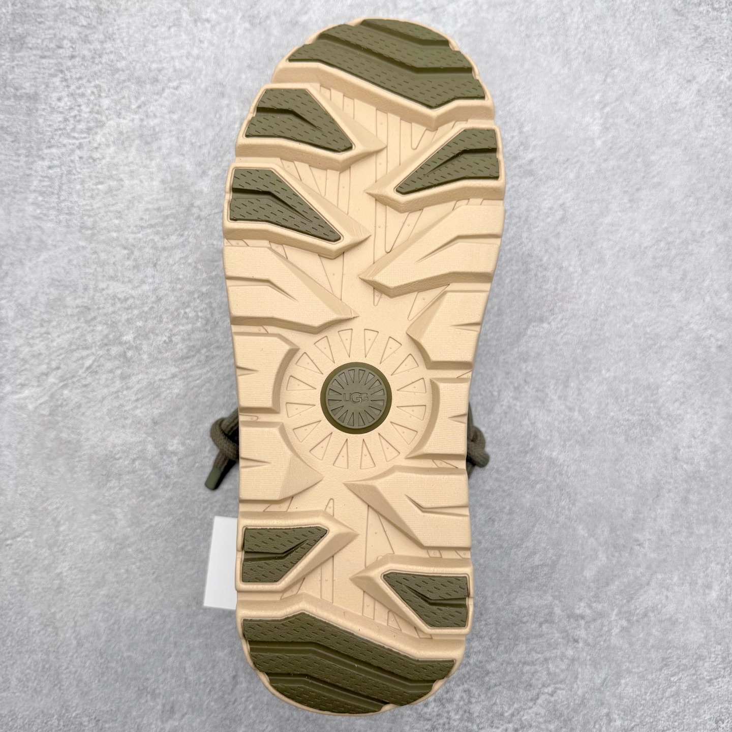 图片[9]-＃GD UGG 0910 经典秋冬羊皮毛一体雪地靴 隆丰A级澳洲进口羊皮毛一体 完全遵循ZP工艺流程 代工厂原厂版师 秉承无原鞋不开发选择 注重每一处细节 市面最正版型 TREADLITE\\\”轻翼\\\”科技外底 轻便/耐用/柔韧/桩型【售后郑重承诺】一个月内若出现重大脱胶/断底等质量问题 直接为您换新 翻毛皮鞋面 细腻亲肤再生聚酯纤维滚边 舒适易打理 保暖性佳 UGG plush™ 里衬和内底 茸软亲肤 舒适暖足 经典鞋型搭配轻盈厚底 稳稳拿捏秋冬出街时髦造型 Treadlite by UGG 轻翼大底 轻盈缓震 为双足减负 舒适轻便 助你轻松畅玩整天 尺码：35 36 37 38 39 40 41 42 43 44 45-选品中心