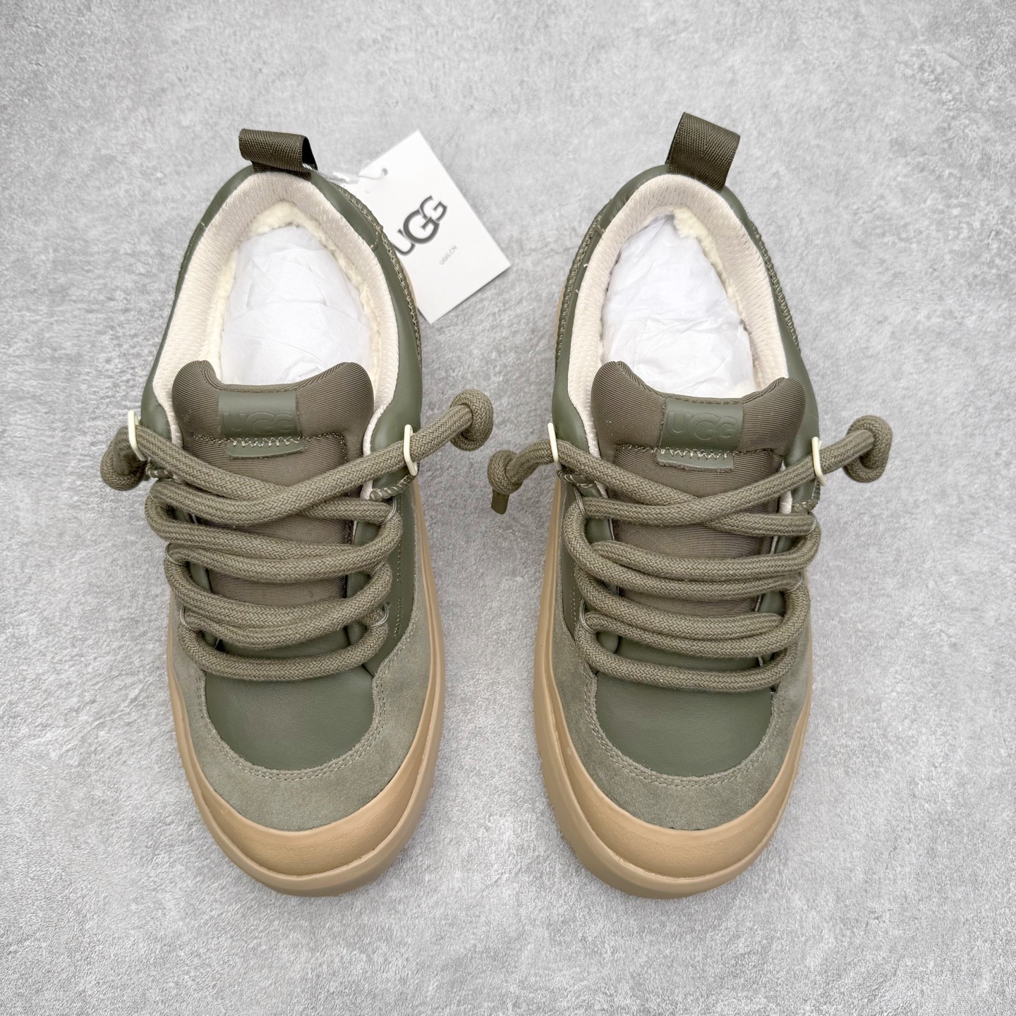 图片[2]-＃GD UGG 0910 经典秋冬羊皮毛一体雪地靴 隆丰A级澳洲进口羊皮毛一体 完全遵循ZP工艺流程 代工厂原厂版师 秉承无原鞋不开发选择 注重每一处细节 市面最正版型 TREADLITE\\\”轻翼\\\”科技外底 轻便/耐用/柔韧/桩型【售后郑重承诺】一个月内若出现重大脱胶/断底等质量问题 直接为您换新 翻毛皮鞋面 细腻亲肤再生聚酯纤维滚边 舒适易打理 保暖性佳 UGG plush™ 里衬和内底 茸软亲肤 舒适暖足 经典鞋型搭配轻盈厚底 稳稳拿捏秋冬出街时髦造型 Treadlite by UGG 轻翼大底 轻盈缓震 为双足减负 舒适轻便 助你轻松畅玩整天 尺码：35 36 37 38 39 40 41 42 43 44 45-选品中心