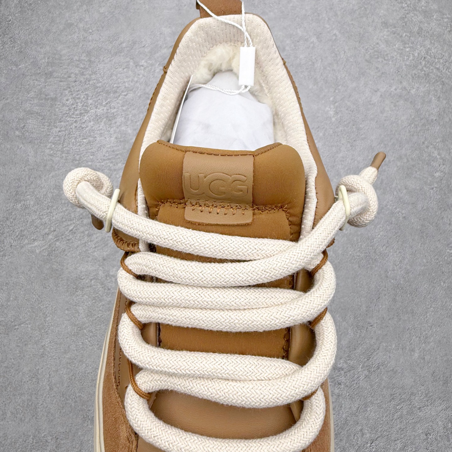 图片[5]-＃GD UGG 0910 经典秋冬羊皮毛一体雪地靴 隆丰A级澳洲进口羊皮毛一体 完全遵循ZP工艺流程 代工厂原厂版师 秉承无原鞋不开发选择 注重每一处细节 市面最正版型 TREADLITE\\\”轻翼\\\”科技外底 轻便/耐用/柔韧/桩型【售后郑重承诺】一个月内若出现重大脱胶/断底等质量问题 直接为您换新 翻毛皮鞋面 细腻亲肤再生聚酯纤维滚边 舒适易打理 保暖性佳 UGG plush™ 里衬和内底 茸软亲肤 舒适暖足 经典鞋型搭配轻盈厚底 稳稳拿捏秋冬出街时髦造型 Treadlite by UGG 轻翼大底 轻盈缓震 为双足减负 舒适轻便 助你轻松畅玩整天 尺码：35 36 37 38 39 40 41 42 43 44 45-选品中心