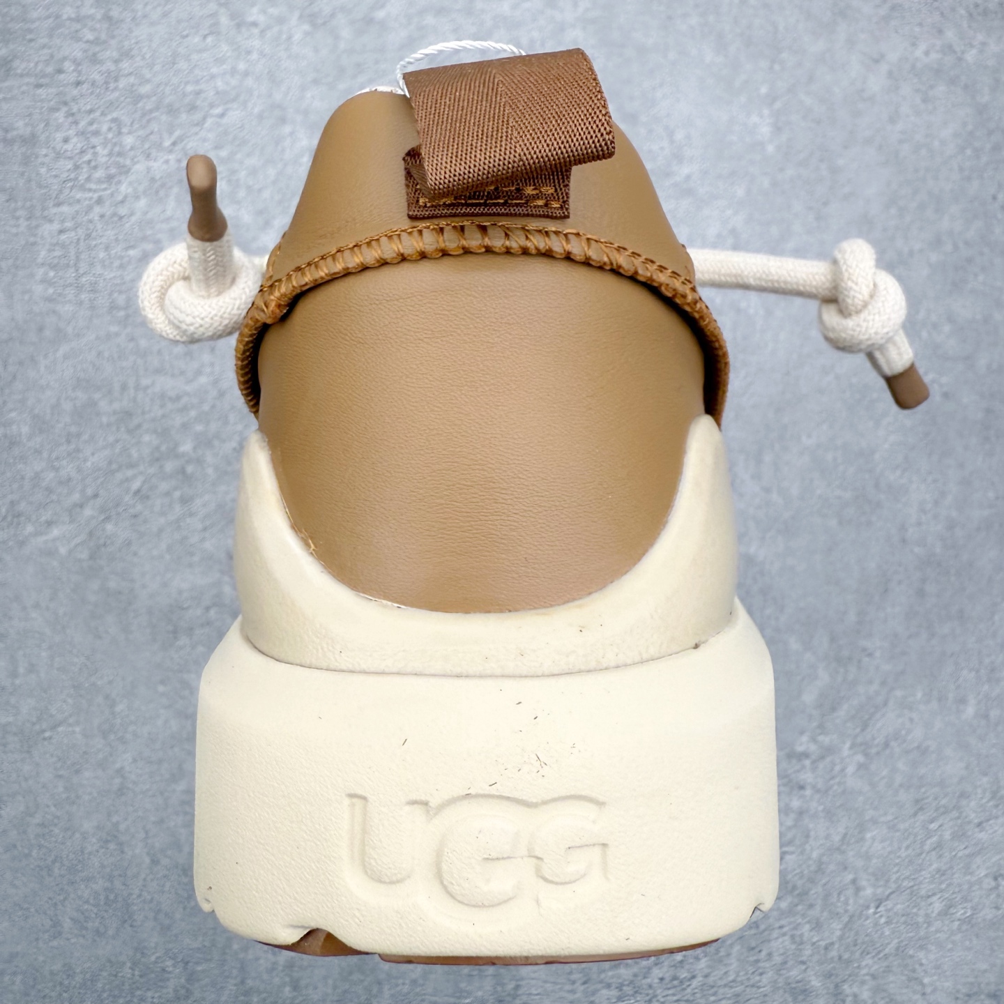 图片[8]-＃GD UGG 0910 经典秋冬羊皮毛一体雪地靴 隆丰A级澳洲进口羊皮毛一体 完全遵循ZP工艺流程 代工厂原厂版师 秉承无原鞋不开发选择 注重每一处细节 市面最正版型 TREADLITE\\\”轻翼\\\”科技外底 轻便/耐用/柔韧/桩型【售后郑重承诺】一个月内若出现重大脱胶/断底等质量问题 直接为您换新 翻毛皮鞋面 细腻亲肤再生聚酯纤维滚边 舒适易打理 保暖性佳 UGG plush™ 里衬和内底 茸软亲肤 舒适暖足 经典鞋型搭配轻盈厚底 稳稳拿捏秋冬出街时髦造型 Treadlite by UGG 轻翼大底 轻盈缓震 为双足减负 舒适轻便 助你轻松畅玩整天 尺码：35 36 37 38 39 40 41 42 43 44 45-选品中心