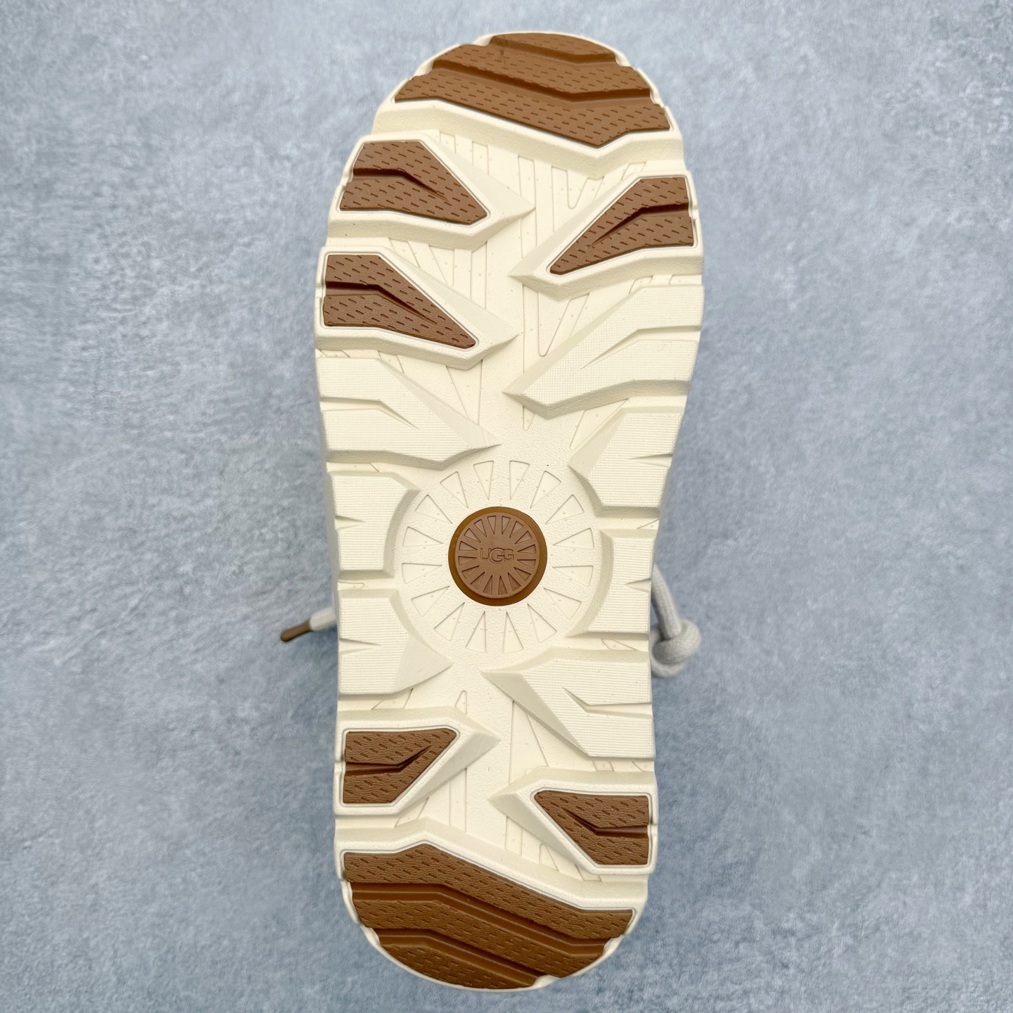 图片[9]-＃GD UGG 0910 经典秋冬羊皮毛一体雪地靴 隆丰A级澳洲进口羊皮毛一体 完全遵循ZP工艺流程 代工厂原厂版师 秉承无原鞋不开发选择 注重每一处细节 市面最正版型 TREADLITE\\\”轻翼\\\”科技外底 轻便/耐用/柔韧/桩型【售后郑重承诺】一个月内若出现重大脱胶/断底等质量问题 直接为您换新 翻毛皮鞋面 细腻亲肤再生聚酯纤维滚边 舒适易打理 保暖性佳 UGG plush™ 里衬和内底 茸软亲肤 舒适暖足 经典鞋型搭配轻盈厚底 稳稳拿捏秋冬出街时髦造型 Treadlite by UGG 轻翼大底 轻盈缓震 为双足减负 舒适轻便 助你轻松畅玩整天 尺码：35 36 37 38 39 40 41 42 43 44 45-选品中心