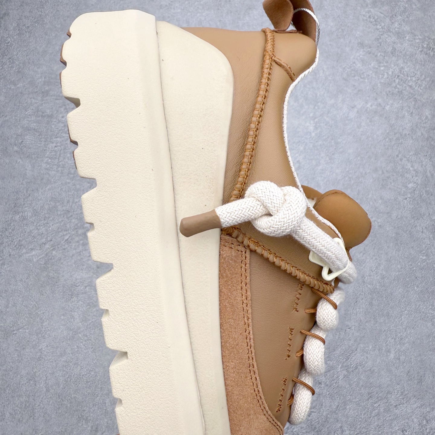 图片[6]-＃GD UGG 0910 经典秋冬羊皮毛一体雪地靴 隆丰A级澳洲进口羊皮毛一体 完全遵循ZP工艺流程 代工厂原厂版师 秉承无原鞋不开发选择 注重每一处细节 市面最正版型 TREADLITE\\\”轻翼\\\”科技外底 轻便/耐用/柔韧/桩型【售后郑重承诺】一个月内若出现重大脱胶/断底等质量问题 直接为您换新 翻毛皮鞋面 细腻亲肤再生聚酯纤维滚边 舒适易打理 保暖性佳 UGG plush™ 里衬和内底 茸软亲肤 舒适暖足 经典鞋型搭配轻盈厚底 稳稳拿捏秋冬出街时髦造型 Treadlite by UGG 轻翼大底 轻盈缓震 为双足减负 舒适轻便 助你轻松畅玩整天 尺码：35 36 37 38 39 40 41 42 43 44 45-选品中心