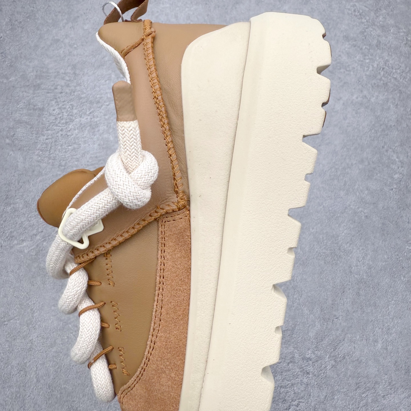 图片[7]-＃GD UGG 0910 经典秋冬羊皮毛一体雪地靴 隆丰A级澳洲进口羊皮毛一体 完全遵循ZP工艺流程 代工厂原厂版师 秉承无原鞋不开发选择 注重每一处细节 市面最正版型 TREADLITE\\\”轻翼\\\”科技外底 轻便/耐用/柔韧/桩型【售后郑重承诺】一个月内若出现重大脱胶/断底等质量问题 直接为您换新 翻毛皮鞋面 细腻亲肤再生聚酯纤维滚边 舒适易打理 保暖性佳 UGG plush™ 里衬和内底 茸软亲肤 舒适暖足 经典鞋型搭配轻盈厚底 稳稳拿捏秋冬出街时髦造型 Treadlite by UGG 轻翼大底 轻盈缓震 为双足减负 舒适轻便 助你轻松畅玩整天 尺码：35 36 37 38 39 40 41 42 43 44 45-选品中心