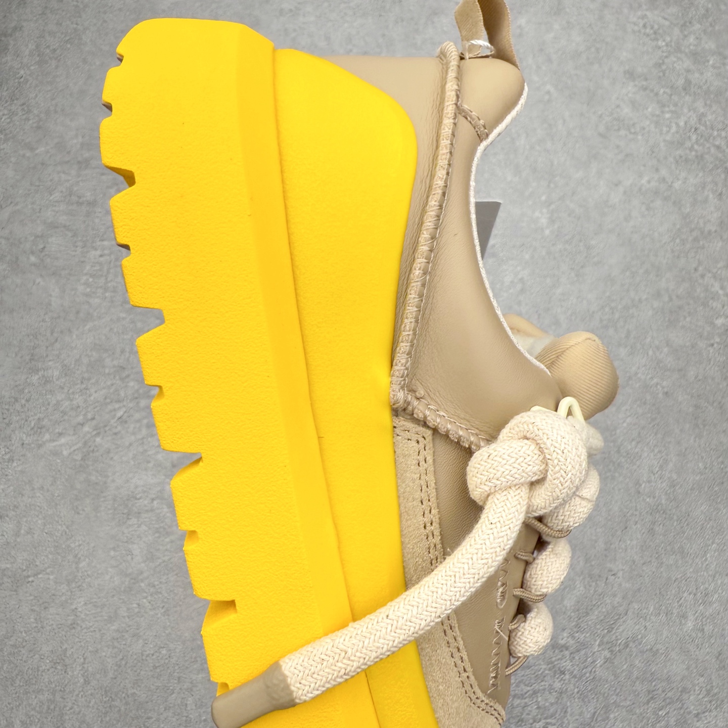 图片[6]-＃GD UGG 0910 经典秋冬羊皮毛一体雪地靴 隆丰A级澳洲进口羊皮毛一体 完全遵循ZP工艺流程 代工厂原厂版师 秉承无原鞋不开发选择 注重每一处细节 市面最正版型 TREADLITE\\\”轻翼\\\”科技外底 轻便/耐用/柔韧/桩型【售后郑重承诺】一个月内若出现重大脱胶/断底等质量问题 直接为您换新 翻毛皮鞋面 细腻亲肤再生聚酯纤维滚边 舒适易打理 保暖性佳 UGG plush™ 里衬和内底 茸软亲肤 舒适暖足 经典鞋型搭配轻盈厚底 稳稳拿捏秋冬出街时髦造型 Treadlite by UGG 轻翼大底 轻盈缓震 为双足减负 舒适轻便 助你轻松畅玩整天 尺码：35 36 37 38 39 40 41 42 43 44 45-选品中心