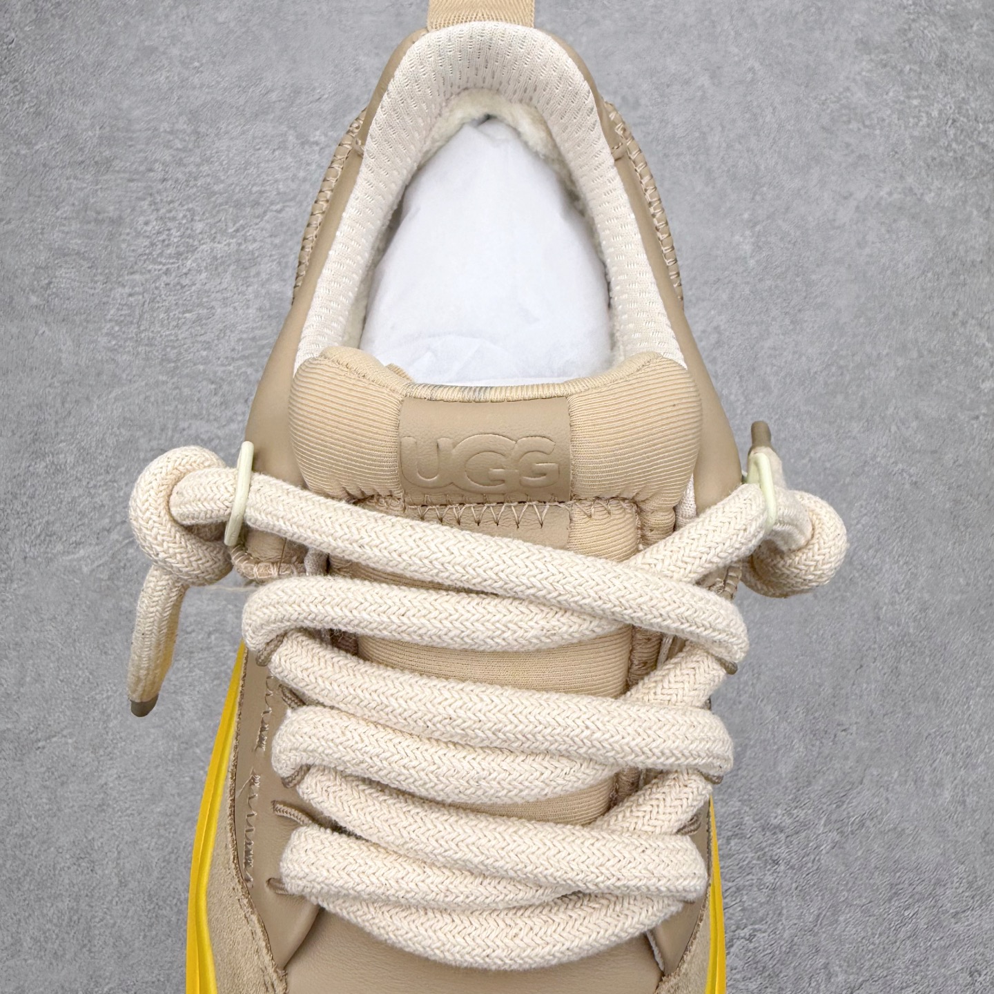 图片[5]-＃GD UGG 0910 经典秋冬羊皮毛一体雪地靴 隆丰A级澳洲进口羊皮毛一体 完全遵循ZP工艺流程 代工厂原厂版师 秉承无原鞋不开发选择 注重每一处细节 市面最正版型 TREADLITE\\\”轻翼\\\”科技外底 轻便/耐用/柔韧/桩型【售后郑重承诺】一个月内若出现重大脱胶/断底等质量问题 直接为您换新 翻毛皮鞋面 细腻亲肤再生聚酯纤维滚边 舒适易打理 保暖性佳 UGG plush™ 里衬和内底 茸软亲肤 舒适暖足 经典鞋型搭配轻盈厚底 稳稳拿捏秋冬出街时髦造型 Treadlite by UGG 轻翼大底 轻盈缓震 为双足减负 舒适轻便 助你轻松畅玩整天 尺码：35 36 37 38 39 40 41 42 43 44 45-选品中心