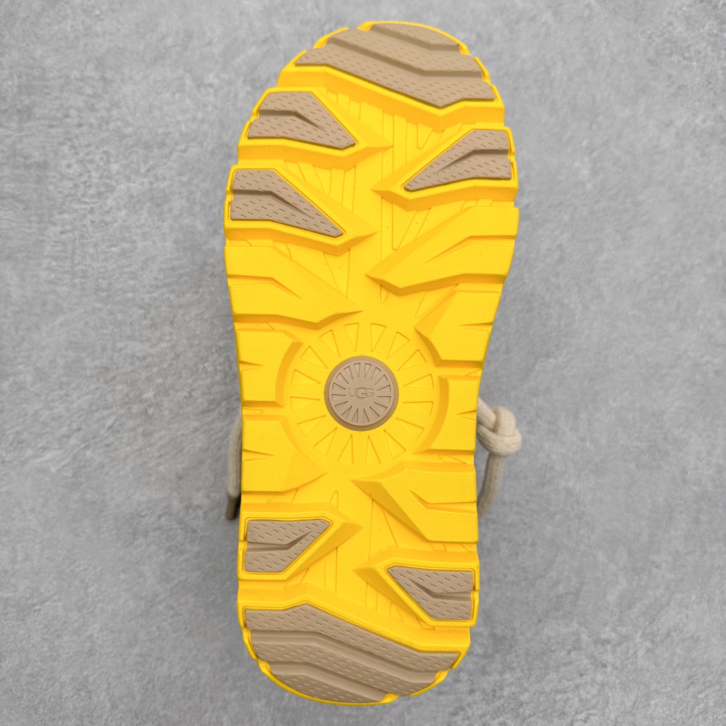 图片[9]-＃GD UGG 0910 经典秋冬羊皮毛一体雪地靴 隆丰A级澳洲进口羊皮毛一体 完全遵循ZP工艺流程 代工厂原厂版师 秉承无原鞋不开发选择 注重每一处细节 市面最正版型 TREADLITE\\\”轻翼\\\”科技外底 轻便/耐用/柔韧/桩型【售后郑重承诺】一个月内若出现重大脱胶/断底等质量问题 直接为您换新 翻毛皮鞋面 细腻亲肤再生聚酯纤维滚边 舒适易打理 保暖性佳 UGG plush™ 里衬和内底 茸软亲肤 舒适暖足 经典鞋型搭配轻盈厚底 稳稳拿捏秋冬出街时髦造型 Treadlite by UGG 轻翼大底 轻盈缓震 为双足减负 舒适轻便 助你轻松畅玩整天 尺码：35 36 37 38 39 40 41 42 43 44 45-选品中心