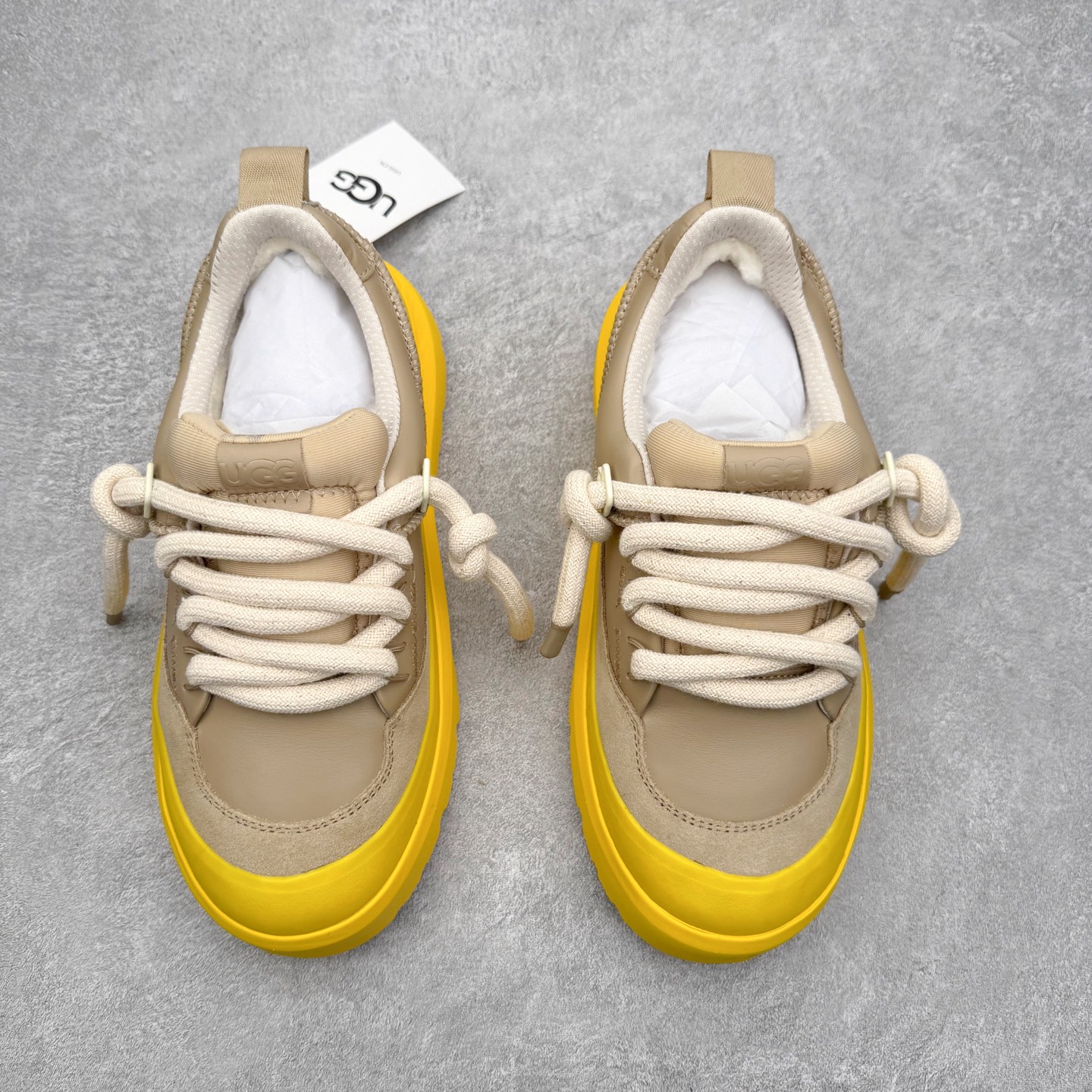 图片[2]-＃GD UGG 0910 经典秋冬羊皮毛一体雪地靴 隆丰A级澳洲进口羊皮毛一体 完全遵循ZP工艺流程 代工厂原厂版师 秉承无原鞋不开发选择 注重每一处细节 市面最正版型 TREADLITE\\\”轻翼\\\”科技外底 轻便/耐用/柔韧/桩型【售后郑重承诺】一个月内若出现重大脱胶/断底等质量问题 直接为您换新 翻毛皮鞋面 细腻亲肤再生聚酯纤维滚边 舒适易打理 保暖性佳 UGG plush™ 里衬和内底 茸软亲肤 舒适暖足 经典鞋型搭配轻盈厚底 稳稳拿捏秋冬出街时髦造型 Treadlite by UGG 轻翼大底 轻盈缓震 为双足减负 舒适轻便 助你轻松畅玩整天 尺码：35 36 37 38 39 40 41 42 43 44 45-选品中心