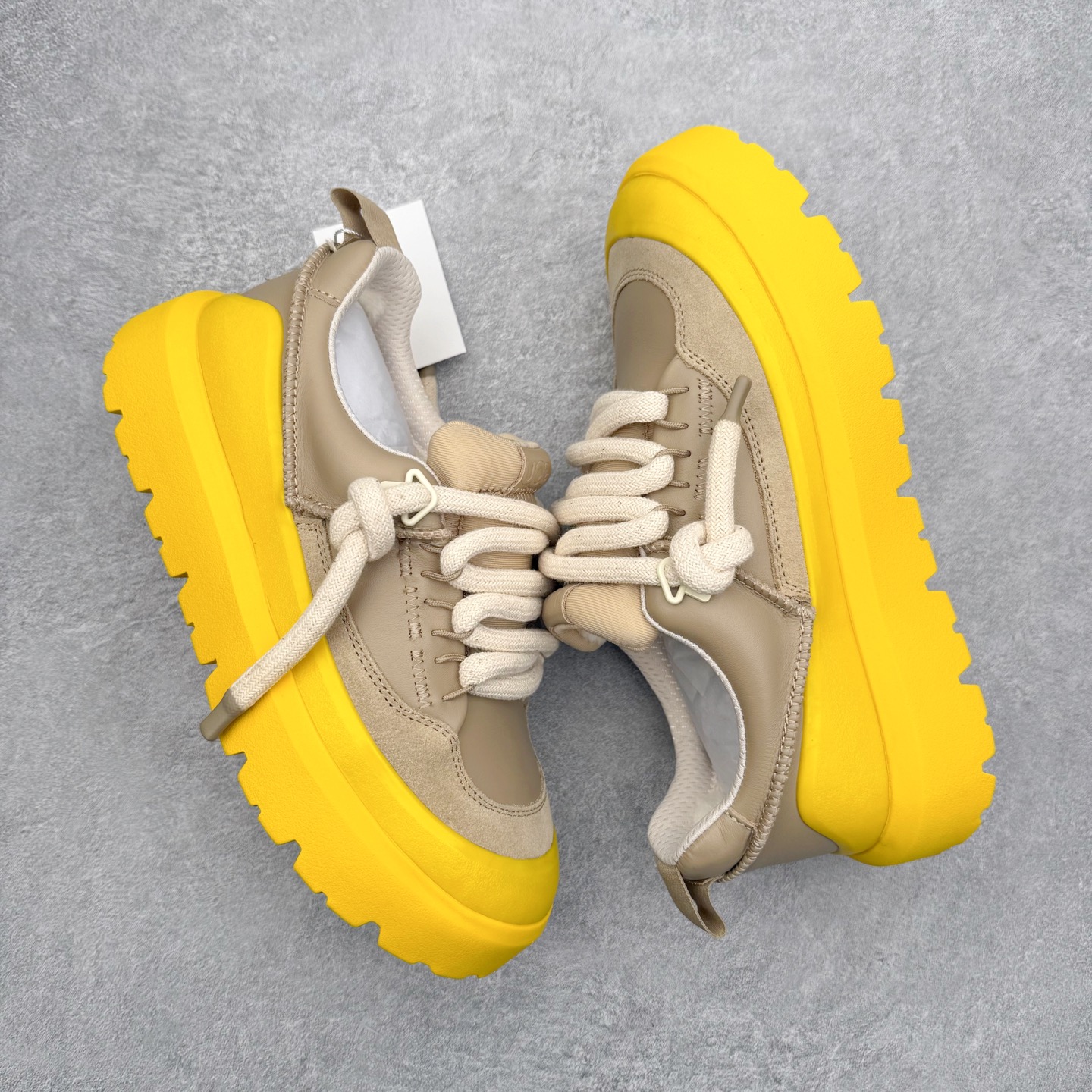 图片[3]-＃GD UGG 0910 经典秋冬羊皮毛一体雪地靴 隆丰A级澳洲进口羊皮毛一体 完全遵循ZP工艺流程 代工厂原厂版师 秉承无原鞋不开发选择 注重每一处细节 市面最正版型 TREADLITE\\\”轻翼\\\”科技外底 轻便/耐用/柔韧/桩型【售后郑重承诺】一个月内若出现重大脱胶/断底等质量问题 直接为您换新 翻毛皮鞋面 细腻亲肤再生聚酯纤维滚边 舒适易打理 保暖性佳 UGG plush™ 里衬和内底 茸软亲肤 舒适暖足 经典鞋型搭配轻盈厚底 稳稳拿捏秋冬出街时髦造型 Treadlite by UGG 轻翼大底 轻盈缓震 为双足减负 舒适轻便 助你轻松畅玩整天 尺码：35 36 37 38 39 40 41 42 43 44 45-选品中心