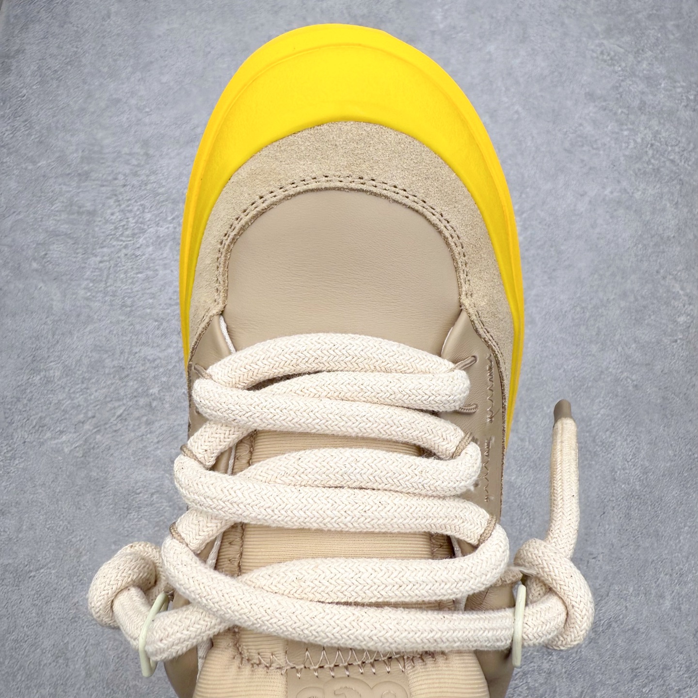 图片[4]-＃GD UGG 0910 经典秋冬羊皮毛一体雪地靴 隆丰A级澳洲进口羊皮毛一体 完全遵循ZP工艺流程 代工厂原厂版师 秉承无原鞋不开发选择 注重每一处细节 市面最正版型 TREADLITE\\\”轻翼\\\”科技外底 轻便/耐用/柔韧/桩型【售后郑重承诺】一个月内若出现重大脱胶/断底等质量问题 直接为您换新 翻毛皮鞋面 细腻亲肤再生聚酯纤维滚边 舒适易打理 保暖性佳 UGG plush™ 里衬和内底 茸软亲肤 舒适暖足 经典鞋型搭配轻盈厚底 稳稳拿捏秋冬出街时髦造型 Treadlite by UGG 轻翼大底 轻盈缓震 为双足减负 舒适轻便 助你轻松畅玩整天 尺码：35 36 37 38 39 40 41 42 43 44 45-选品中心