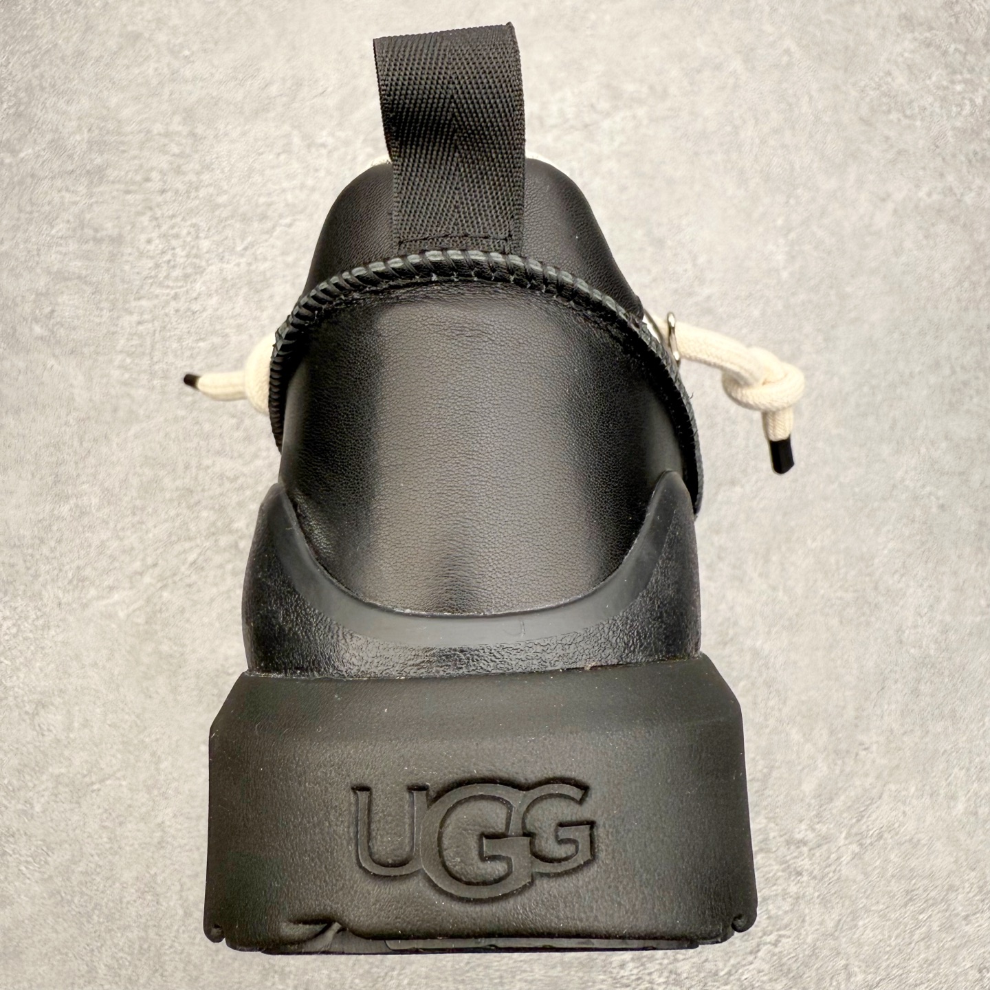 图片[8]-＃GD UGG 0910 经典秋冬羊皮毛一体雪地靴 隆丰A级澳洲进口羊皮毛一体 完全遵循ZP工艺流程 代工厂原厂版师 秉承无原鞋不开发选择 注重每一处细节 市面最正版型 TREADLITE\\\”轻翼\\\”科技外底 轻便/耐用/柔韧/桩型【售后郑重承诺】一个月内若出现重大脱胶/断底等质量问题 直接为您换新 翻毛皮鞋面 细腻亲肤再生聚酯纤维滚边 舒适易打理 保暖性佳 UGG plush™ 里衬和内底 茸软亲肤 舒适暖足 经典鞋型搭配轻盈厚底 稳稳拿捏秋冬出街时髦造型 Treadlite by UGG 轻翼大底 轻盈缓震 为双足减负 舒适轻便 助你轻松畅玩整天 尺码：35 36 37 38 39 40 41 42 43 44 45-选品中心