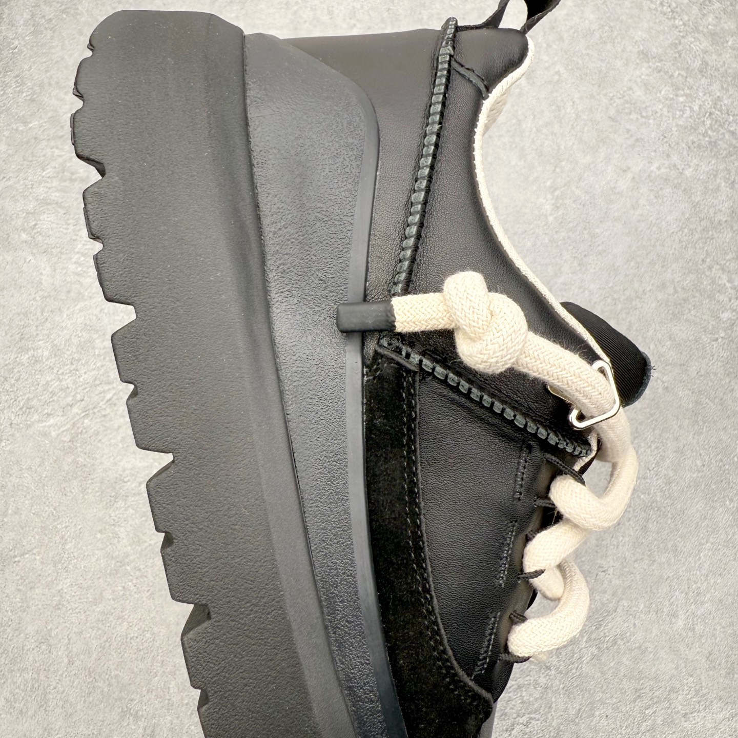 图片[6]-＃GD UGG 0910 经典秋冬羊皮毛一体雪地靴 隆丰A级澳洲进口羊皮毛一体 完全遵循ZP工艺流程 代工厂原厂版师 秉承无原鞋不开发选择 注重每一处细节 市面最正版型 TREADLITE\\\”轻翼\\\”科技外底 轻便/耐用/柔韧/桩型【售后郑重承诺】一个月内若出现重大脱胶/断底等质量问题 直接为您换新 翻毛皮鞋面 细腻亲肤再生聚酯纤维滚边 舒适易打理 保暖性佳 UGG plush™ 里衬和内底 茸软亲肤 舒适暖足 经典鞋型搭配轻盈厚底 稳稳拿捏秋冬出街时髦造型 Treadlite by UGG 轻翼大底 轻盈缓震 为双足减负 舒适轻便 助你轻松畅玩整天 尺码：35 36 37 38 39 40 41 42 43 44 45-选品中心