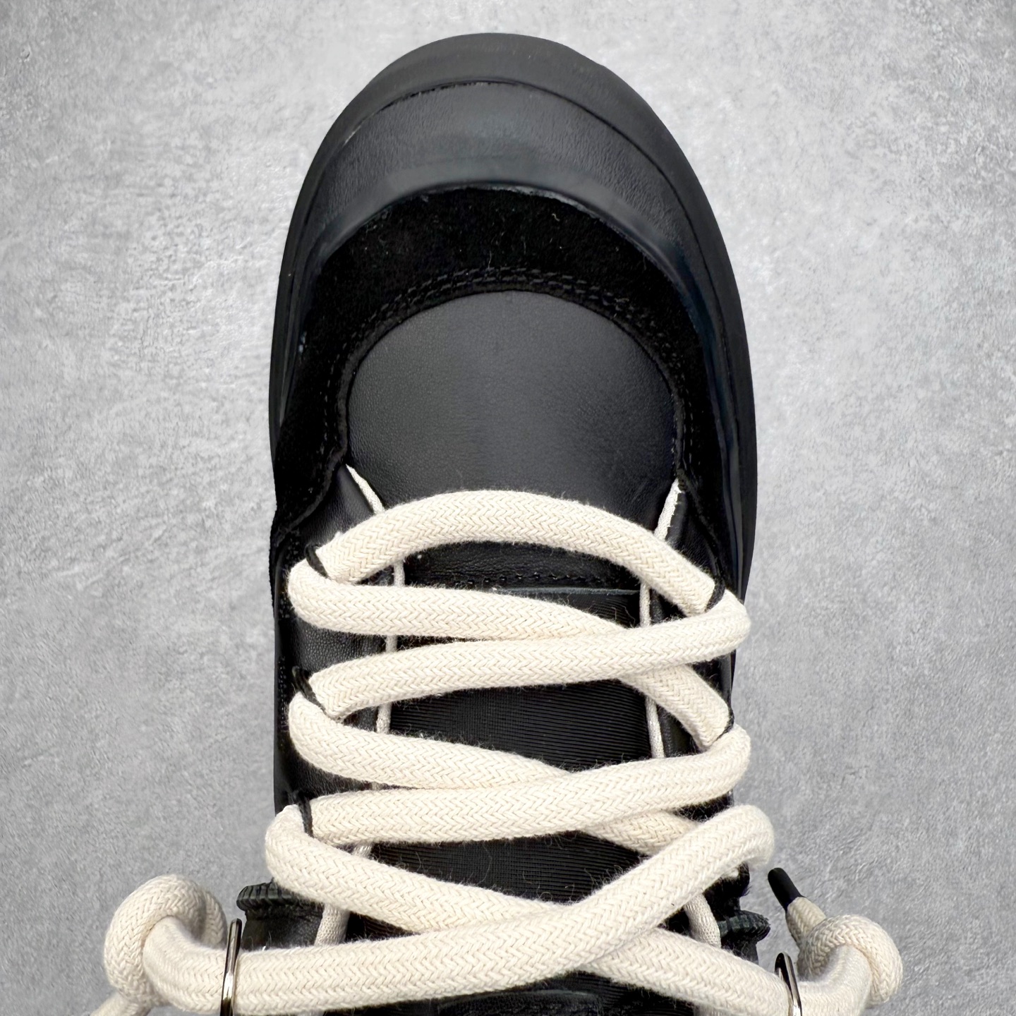 图片[4]-＃GD UGG 0910 经典秋冬羊皮毛一体雪地靴 隆丰A级澳洲进口羊皮毛一体 完全遵循ZP工艺流程 代工厂原厂版师 秉承无原鞋不开发选择 注重每一处细节 市面最正版型 TREADLITE\\\”轻翼\\\”科技外底 轻便/耐用/柔韧/桩型【售后郑重承诺】一个月内若出现重大脱胶/断底等质量问题 直接为您换新 翻毛皮鞋面 细腻亲肤再生聚酯纤维滚边 舒适易打理 保暖性佳 UGG plush™ 里衬和内底 茸软亲肤 舒适暖足 经典鞋型搭配轻盈厚底 稳稳拿捏秋冬出街时髦造型 Treadlite by UGG 轻翼大底 轻盈缓震 为双足减负 舒适轻便 助你轻松畅玩整天 尺码：35 36 37 38 39 40 41 42 43 44 45-选品中心