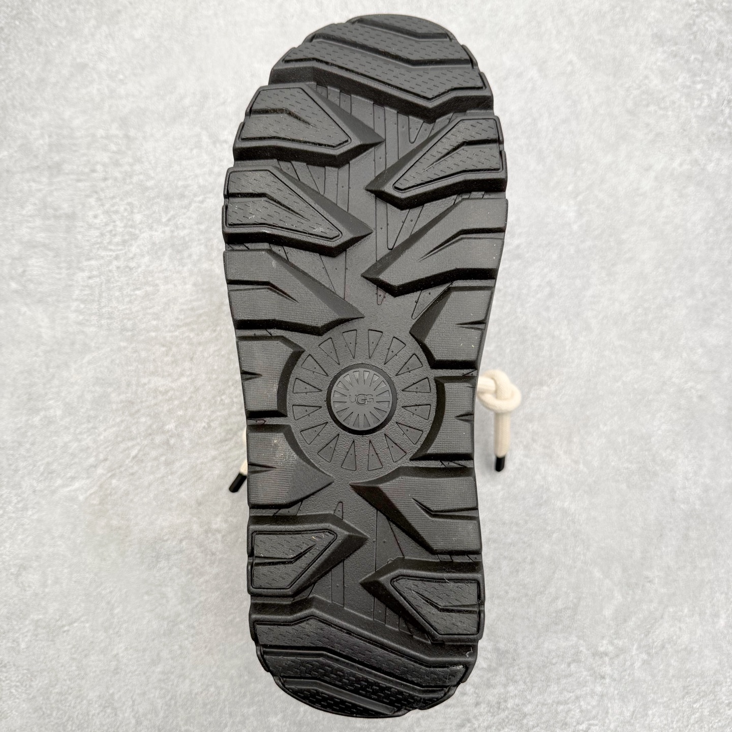 图片[9]-＃GD UGG 0910 经典秋冬羊皮毛一体雪地靴 隆丰A级澳洲进口羊皮毛一体 完全遵循ZP工艺流程 代工厂原厂版师 秉承无原鞋不开发选择 注重每一处细节 市面最正版型 TREADLITE\\\”轻翼\\\”科技外底 轻便/耐用/柔韧/桩型【售后郑重承诺】一个月内若出现重大脱胶/断底等质量问题 直接为您换新 翻毛皮鞋面 细腻亲肤再生聚酯纤维滚边 舒适易打理 保暖性佳 UGG plush™ 里衬和内底 茸软亲肤 舒适暖足 经典鞋型搭配轻盈厚底 稳稳拿捏秋冬出街时髦造型 Treadlite by UGG 轻翼大底 轻盈缓震 为双足减负 舒适轻便 助你轻松畅玩整天 尺码：35 36 37 38 39 40 41 42 43 44 45-选品中心