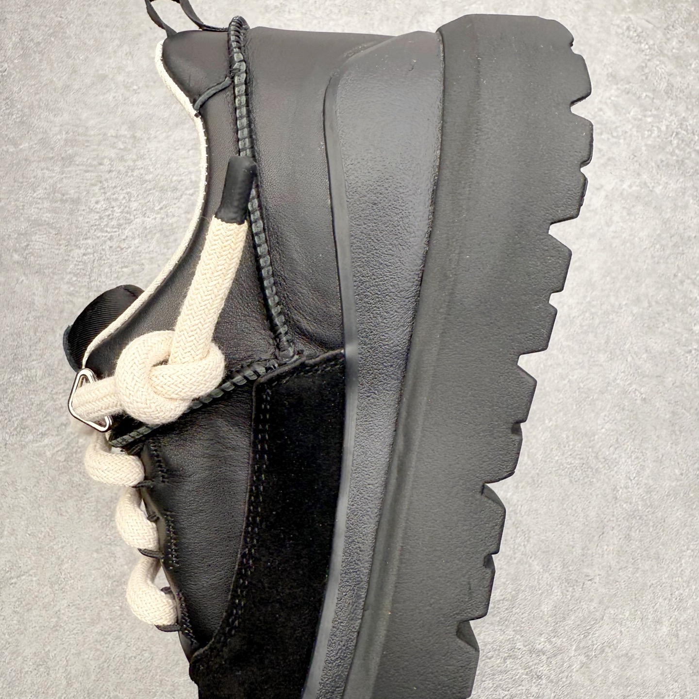 图片[7]-＃GD UGG 0910 经典秋冬羊皮毛一体雪地靴 隆丰A级澳洲进口羊皮毛一体 完全遵循ZP工艺流程 代工厂原厂版师 秉承无原鞋不开发选择 注重每一处细节 市面最正版型 TREADLITE\\\”轻翼\\\”科技外底 轻便/耐用/柔韧/桩型【售后郑重承诺】一个月内若出现重大脱胶/断底等质量问题 直接为您换新 翻毛皮鞋面 细腻亲肤再生聚酯纤维滚边 舒适易打理 保暖性佳 UGG plush™ 里衬和内底 茸软亲肤 舒适暖足 经典鞋型搭配轻盈厚底 稳稳拿捏秋冬出街时髦造型 Treadlite by UGG 轻翼大底 轻盈缓震 为双足减负 舒适轻便 助你轻松畅玩整天 尺码：35 36 37 38 39 40 41 42 43 44 45-选品中心