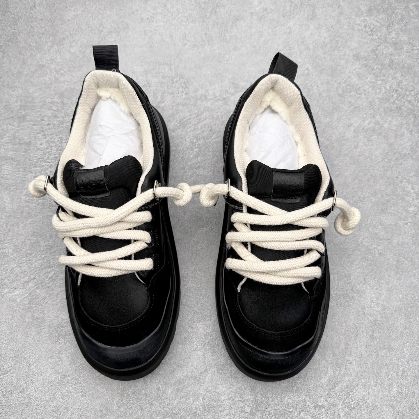 图片[2]-＃GD UGG 0910 经典秋冬羊皮毛一体雪地靴 隆丰A级澳洲进口羊皮毛一体 完全遵循ZP工艺流程 代工厂原厂版师 秉承无原鞋不开发选择 注重每一处细节 市面最正版型 TREADLITE\\\”轻翼\\\”科技外底 轻便/耐用/柔韧/桩型【售后郑重承诺】一个月内若出现重大脱胶/断底等质量问题 直接为您换新 翻毛皮鞋面 细腻亲肤再生聚酯纤维滚边 舒适易打理 保暖性佳 UGG plush™ 里衬和内底 茸软亲肤 舒适暖足 经典鞋型搭配轻盈厚底 稳稳拿捏秋冬出街时髦造型 Treadlite by UGG 轻翼大底 轻盈缓震 为双足减负 舒适轻便 助你轻松畅玩整天 尺码：35 36 37 38 39 40 41 42 43 44 45-选品中心