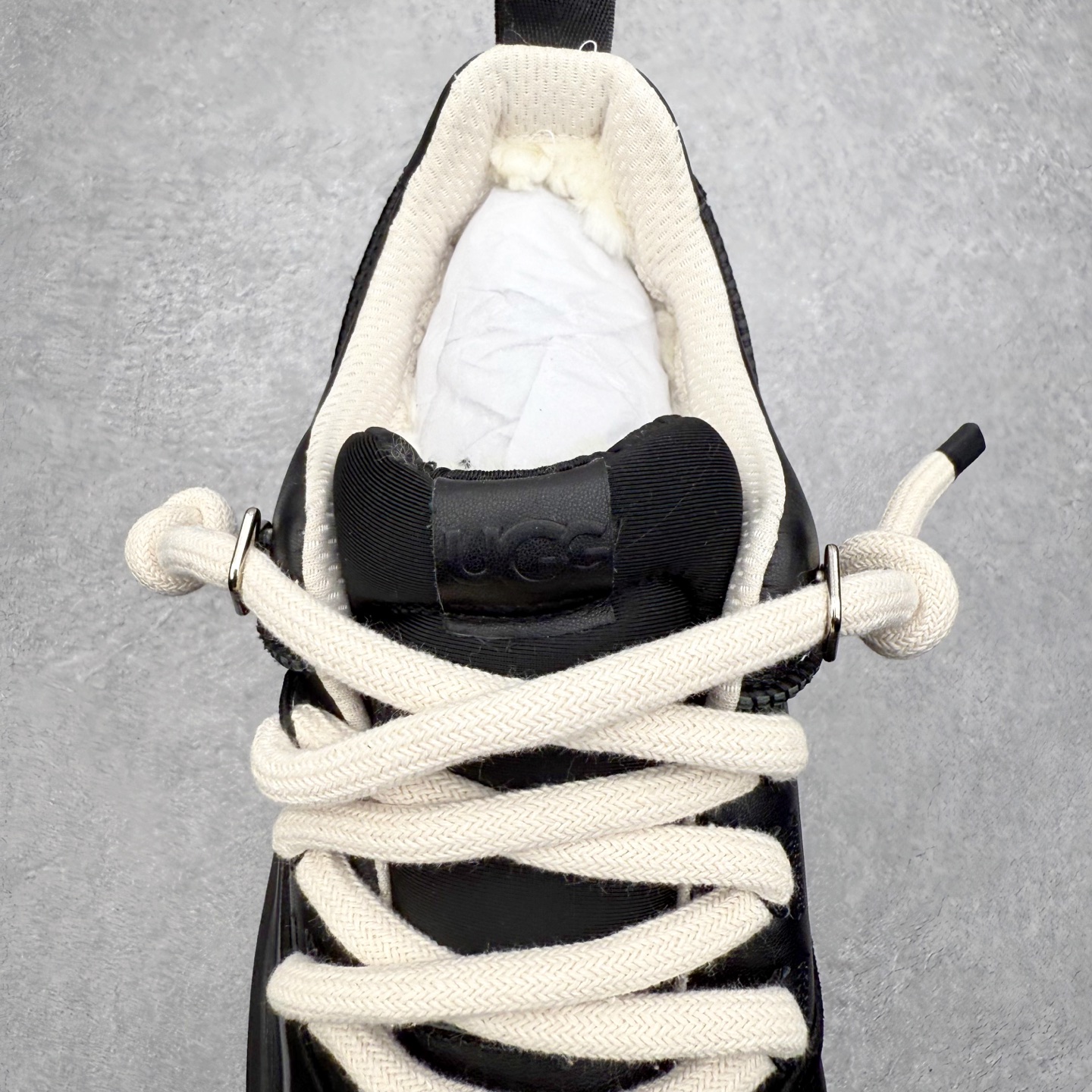 图片[5]-＃GD UGG 0910 经典秋冬羊皮毛一体雪地靴 隆丰A级澳洲进口羊皮毛一体 完全遵循ZP工艺流程 代工厂原厂版师 秉承无原鞋不开发选择 注重每一处细节 市面最正版型 TREADLITE\\\”轻翼\\\”科技外底 轻便/耐用/柔韧/桩型【售后郑重承诺】一个月内若出现重大脱胶/断底等质量问题 直接为您换新 翻毛皮鞋面 细腻亲肤再生聚酯纤维滚边 舒适易打理 保暖性佳 UGG plush™ 里衬和内底 茸软亲肤 舒适暖足 经典鞋型搭配轻盈厚底 稳稳拿捏秋冬出街时髦造型 Treadlite by UGG 轻翼大底 轻盈缓震 为双足减负 舒适轻便 助你轻松畅玩整天 尺码：35 36 37 38 39 40 41 42 43 44 45-选品中心