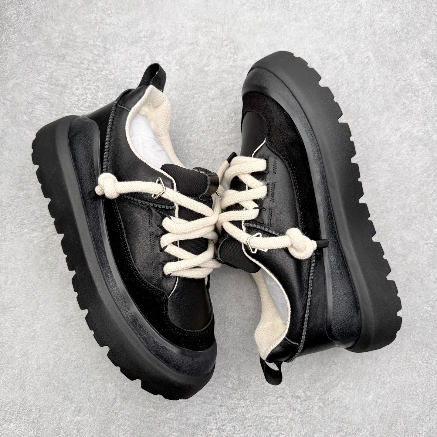 图片[3]-＃GD UGG 0910 经典秋冬羊皮毛一体雪地靴 隆丰A级澳洲进口羊皮毛一体 完全遵循ZP工艺流程 代工厂原厂版师 秉承无原鞋不开发选择 注重每一处细节 市面最正版型 TREADLITE\\\”轻翼\\\”科技外底 轻便/耐用/柔韧/桩型【售后郑重承诺】一个月内若出现重大脱胶/断底等质量问题 直接为您换新 翻毛皮鞋面 细腻亲肤再生聚酯纤维滚边 舒适易打理 保暖性佳 UGG plush™ 里衬和内底 茸软亲肤 舒适暖足 经典鞋型搭配轻盈厚底 稳稳拿捏秋冬出街时髦造型 Treadlite by UGG 轻翼大底 轻盈缓震 为双足减负 舒适轻便 助你轻松畅玩整天 尺码：35 36 37 38 39 40 41 42 43 44 45-选品中心