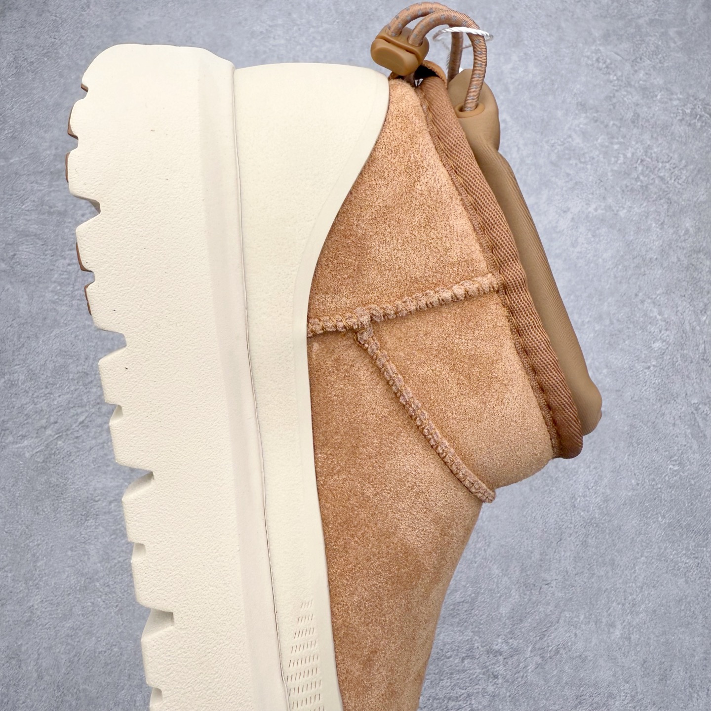 图片[6]-＃GD UGG 4196 经典秋冬羊皮毛一体雪地靴 隆丰A级澳洲进口羊皮毛一体 完全遵循ZP工艺流程 代工厂原厂版师 秉承无原鞋不开发选择 注重每一处细节 市面最正版型 TREADLITE\\\”轻翼\\\”科技外底 轻便/耐用/柔韧/桩型【售后郑重承诺】一个月内若出现重大脱胶/断底等质量问题 直接为您换新 翻毛皮鞋面 细腻亲肤再生聚酯纤维滚边 舒适易打理 保暖性佳 UGG plush™ 里衬和内底 茸软亲肤 舒适暖足 经典鞋型搭配轻盈厚底 稳稳拿捏秋冬出街时髦造型 Treadlite by UGG 轻翼大底 轻盈缓震 为双足减负 舒适轻便 助你轻松畅玩整天 尺码：35 36 37 38 39 40 41 42 43 44 45-选品中心