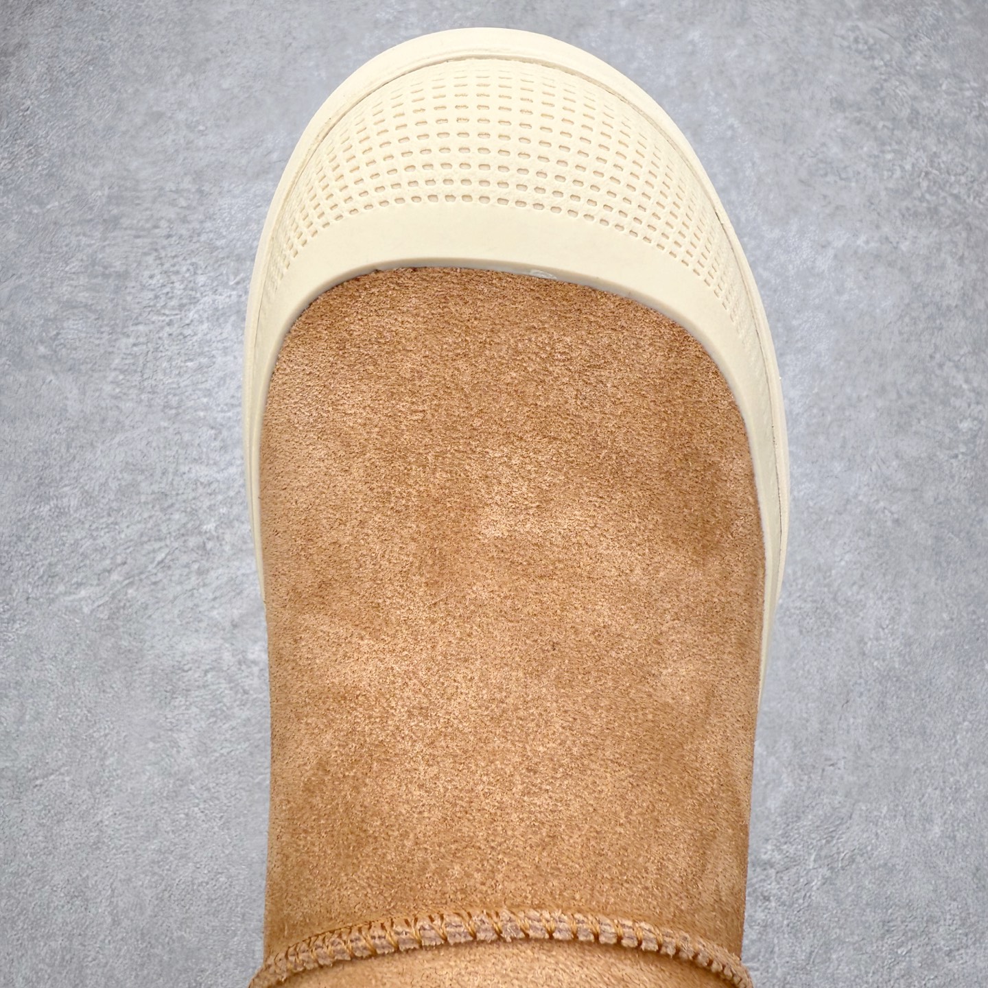 图片[4]-＃GD UGG 4196 经典秋冬羊皮毛一体雪地靴 隆丰A级澳洲进口羊皮毛一体 完全遵循ZP工艺流程 代工厂原厂版师 秉承无原鞋不开发选择 注重每一处细节 市面最正版型 TREADLITE\\\”轻翼\\\”科技外底 轻便/耐用/柔韧/桩型【售后郑重承诺】一个月内若出现重大脱胶/断底等质量问题 直接为您换新 翻毛皮鞋面 细腻亲肤再生聚酯纤维滚边 舒适易打理 保暖性佳 UGG plush™ 里衬和内底 茸软亲肤 舒适暖足 经典鞋型搭配轻盈厚底 稳稳拿捏秋冬出街时髦造型 Treadlite by UGG 轻翼大底 轻盈缓震 为双足减负 舒适轻便 助你轻松畅玩整天 尺码：35 36 37 38 39 40 41 42 43 44 45-选品中心