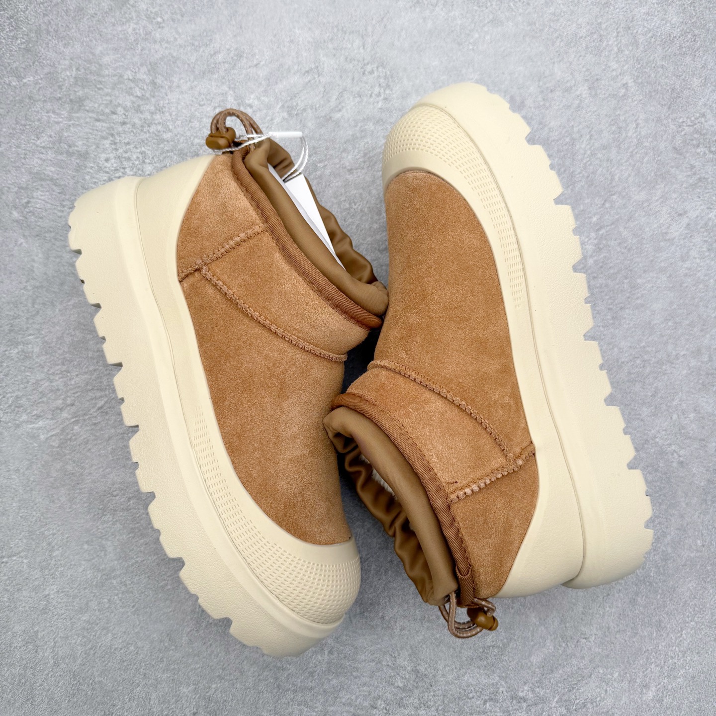 图片[3]-＃GD UGG 4196 经典秋冬羊皮毛一体雪地靴 隆丰A级澳洲进口羊皮毛一体 完全遵循ZP工艺流程 代工厂原厂版师 秉承无原鞋不开发选择 注重每一处细节 市面最正版型 TREADLITE\\\”轻翼\\\”科技外底 轻便/耐用/柔韧/桩型【售后郑重承诺】一个月内若出现重大脱胶/断底等质量问题 直接为您换新 翻毛皮鞋面 细腻亲肤再生聚酯纤维滚边 舒适易打理 保暖性佳 UGG plush™ 里衬和内底 茸软亲肤 舒适暖足 经典鞋型搭配轻盈厚底 稳稳拿捏秋冬出街时髦造型 Treadlite by UGG 轻翼大底 轻盈缓震 为双足减负 舒适轻便 助你轻松畅玩整天 尺码：35 36 37 38 39 40 41 42 43 44 45-选品中心