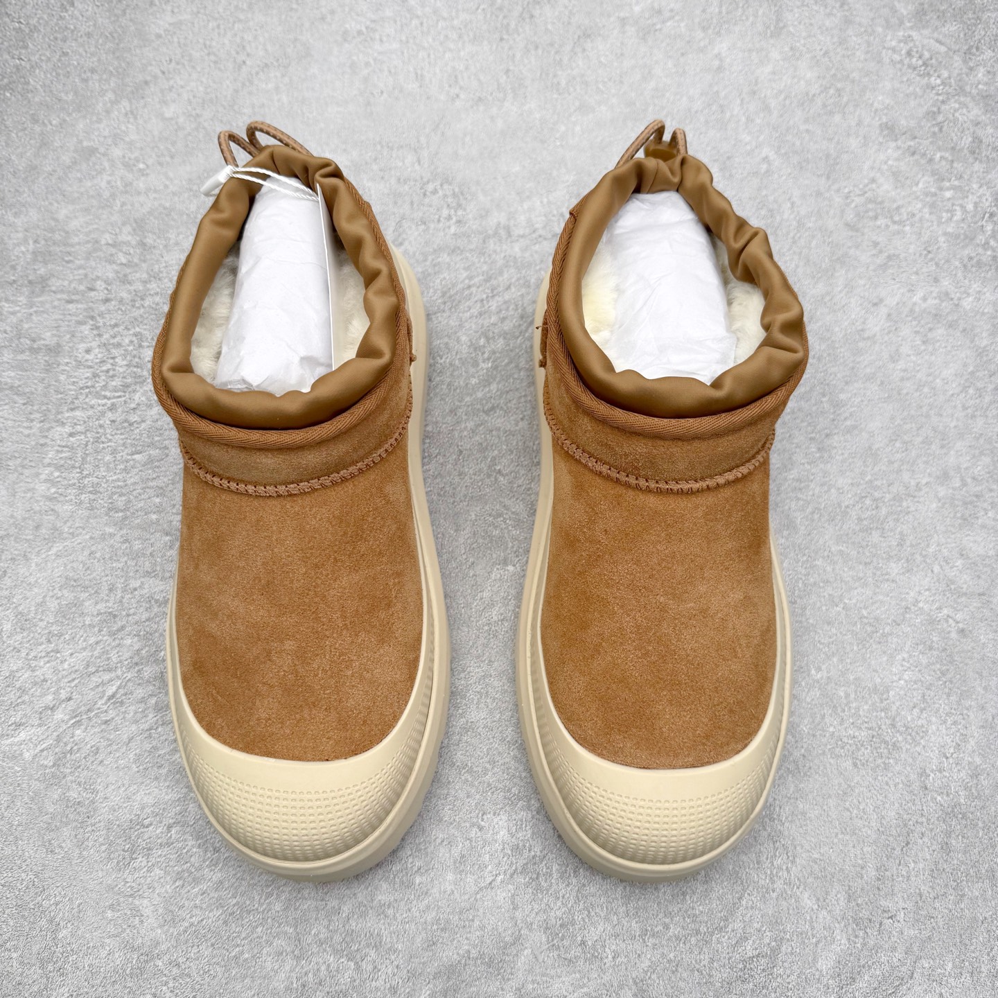 图片[2]-＃GD UGG 4196 经典秋冬羊皮毛一体雪地靴 隆丰A级澳洲进口羊皮毛一体 完全遵循ZP工艺流程 代工厂原厂版师 秉承无原鞋不开发选择 注重每一处细节 市面最正版型 TREADLITE\\\”轻翼\\\”科技外底 轻便/耐用/柔韧/桩型【售后郑重承诺】一个月内若出现重大脱胶/断底等质量问题 直接为您换新 翻毛皮鞋面 细腻亲肤再生聚酯纤维滚边 舒适易打理 保暖性佳 UGG plush™ 里衬和内底 茸软亲肤 舒适暖足 经典鞋型搭配轻盈厚底 稳稳拿捏秋冬出街时髦造型 Treadlite by UGG 轻翼大底 轻盈缓震 为双足减负 舒适轻便 助你轻松畅玩整天 尺码：35 36 37 38 39 40 41 42 43 44 45-选品中心