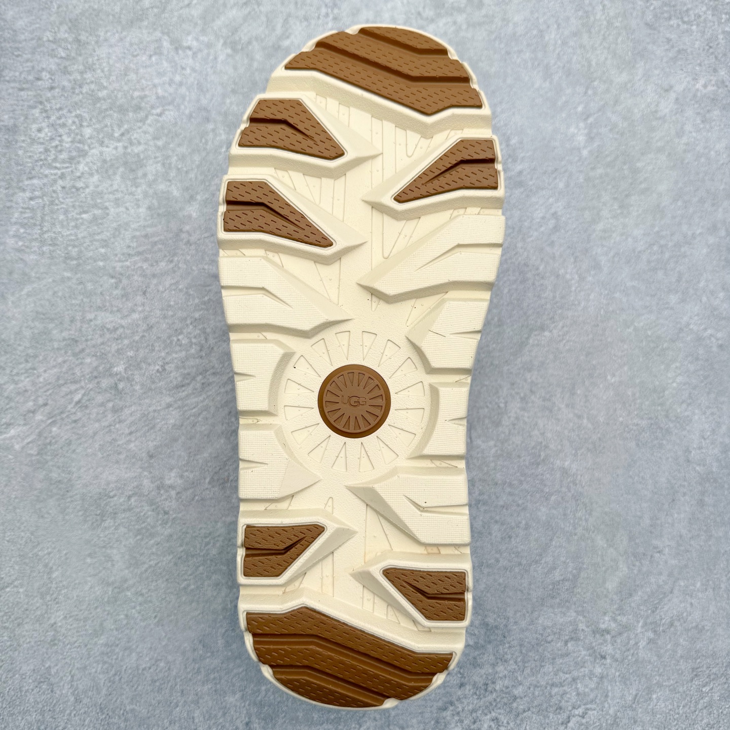 图片[9]-＃GD UGG 4196 经典秋冬羊皮毛一体雪地靴 隆丰A级澳洲进口羊皮毛一体 完全遵循ZP工艺流程 代工厂原厂版师 秉承无原鞋不开发选择 注重每一处细节 市面最正版型 TREADLITE\\\”轻翼\\\”科技外底 轻便/耐用/柔韧/桩型【售后郑重承诺】一个月内若出现重大脱胶/断底等质量问题 直接为您换新 翻毛皮鞋面 细腻亲肤再生聚酯纤维滚边 舒适易打理 保暖性佳 UGG plush™ 里衬和内底 茸软亲肤 舒适暖足 经典鞋型搭配轻盈厚底 稳稳拿捏秋冬出街时髦造型 Treadlite by UGG 轻翼大底 轻盈缓震 为双足减负 舒适轻便 助你轻松畅玩整天 尺码：35 36 37 38 39 40 41 42 43 44 45-选品中心