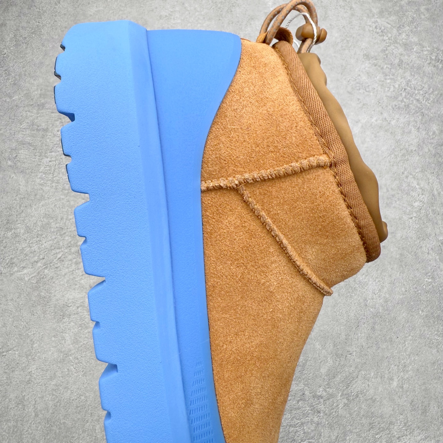 图片[6]-＃GD UGG 4196 经典秋冬羊皮毛一体雪地靴 隆丰A级澳洲进口羊皮毛一体 完全遵循ZP工艺流程 代工厂原厂版师 秉承无原鞋不开发选择 注重每一处细节 市面最正版型 TREADLITE\\\”轻翼\\\”科技外底 轻便/耐用/柔韧/桩型【售后郑重承诺】一个月内若出现重大脱胶/断底等质量问题 直接为您换新 翻毛皮鞋面 细腻亲肤再生聚酯纤维滚边 舒适易打理 保暖性佳 UGG plush™ 里衬和内底 茸软亲肤 舒适暖足 经典鞋型搭配轻盈厚底 稳稳拿捏秋冬出街时髦造型 Treadlite by UGG 轻翼大底 轻盈缓震 为双足减负 舒适轻便 助你轻松畅玩整天 尺码：35 36 37 38 39 40 41 42 43 44 45-选品中心