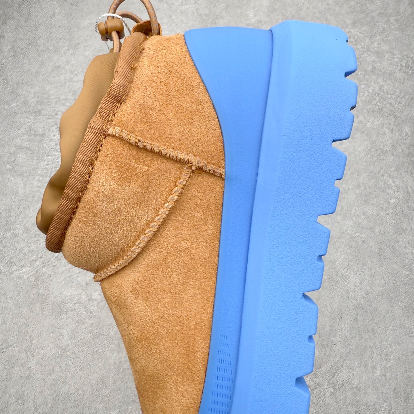 图片[7]-＃GD UGG 4196 经典秋冬羊皮毛一体雪地靴 隆丰A级澳洲进口羊皮毛一体 完全遵循ZP工艺流程 代工厂原厂版师 秉承无原鞋不开发选择 注重每一处细节 市面最正版型 TREADLITE\\\”轻翼\\\”科技外底 轻便/耐用/柔韧/桩型【售后郑重承诺】一个月内若出现重大脱胶/断底等质量问题 直接为您换新 翻毛皮鞋面 细腻亲肤再生聚酯纤维滚边 舒适易打理 保暖性佳 UGG plush™ 里衬和内底 茸软亲肤 舒适暖足 经典鞋型搭配轻盈厚底 稳稳拿捏秋冬出街时髦造型 Treadlite by UGG 轻翼大底 轻盈缓震 为双足减负 舒适轻便 助你轻松畅玩整天 尺码：35 36 37 38 39 40 41 42 43 44 45-选品中心