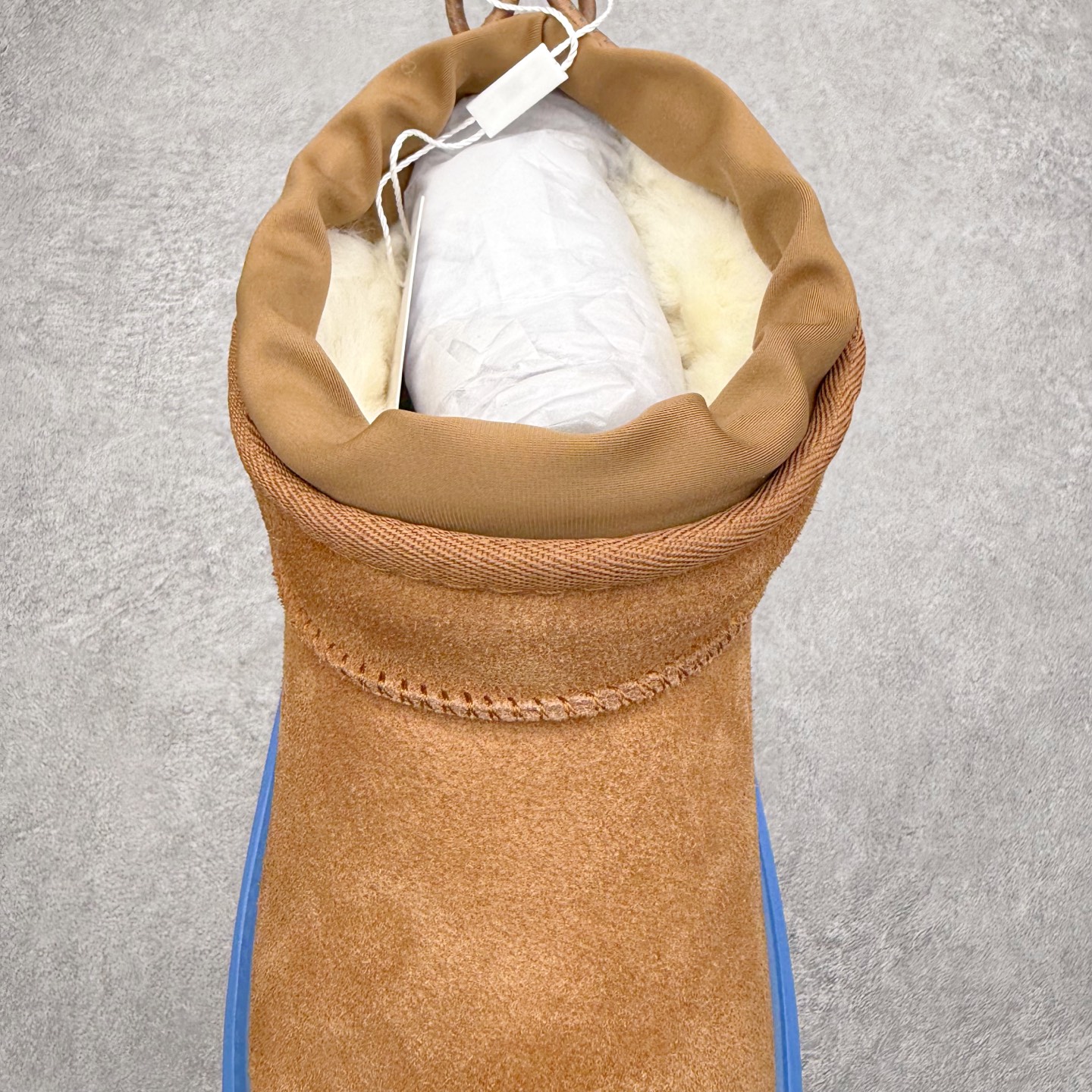 图片[5]-＃GD UGG 4196 经典秋冬羊皮毛一体雪地靴 隆丰A级澳洲进口羊皮毛一体 完全遵循ZP工艺流程 代工厂原厂版师 秉承无原鞋不开发选择 注重每一处细节 市面最正版型 TREADLITE\\\”轻翼\\\”科技外底 轻便/耐用/柔韧/桩型【售后郑重承诺】一个月内若出现重大脱胶/断底等质量问题 直接为您换新 翻毛皮鞋面 细腻亲肤再生聚酯纤维滚边 舒适易打理 保暖性佳 UGG plush™ 里衬和内底 茸软亲肤 舒适暖足 经典鞋型搭配轻盈厚底 稳稳拿捏秋冬出街时髦造型 Treadlite by UGG 轻翼大底 轻盈缓震 为双足减负 舒适轻便 助你轻松畅玩整天 尺码：35 36 37 38 39 40 41 42 43 44 45-选品中心