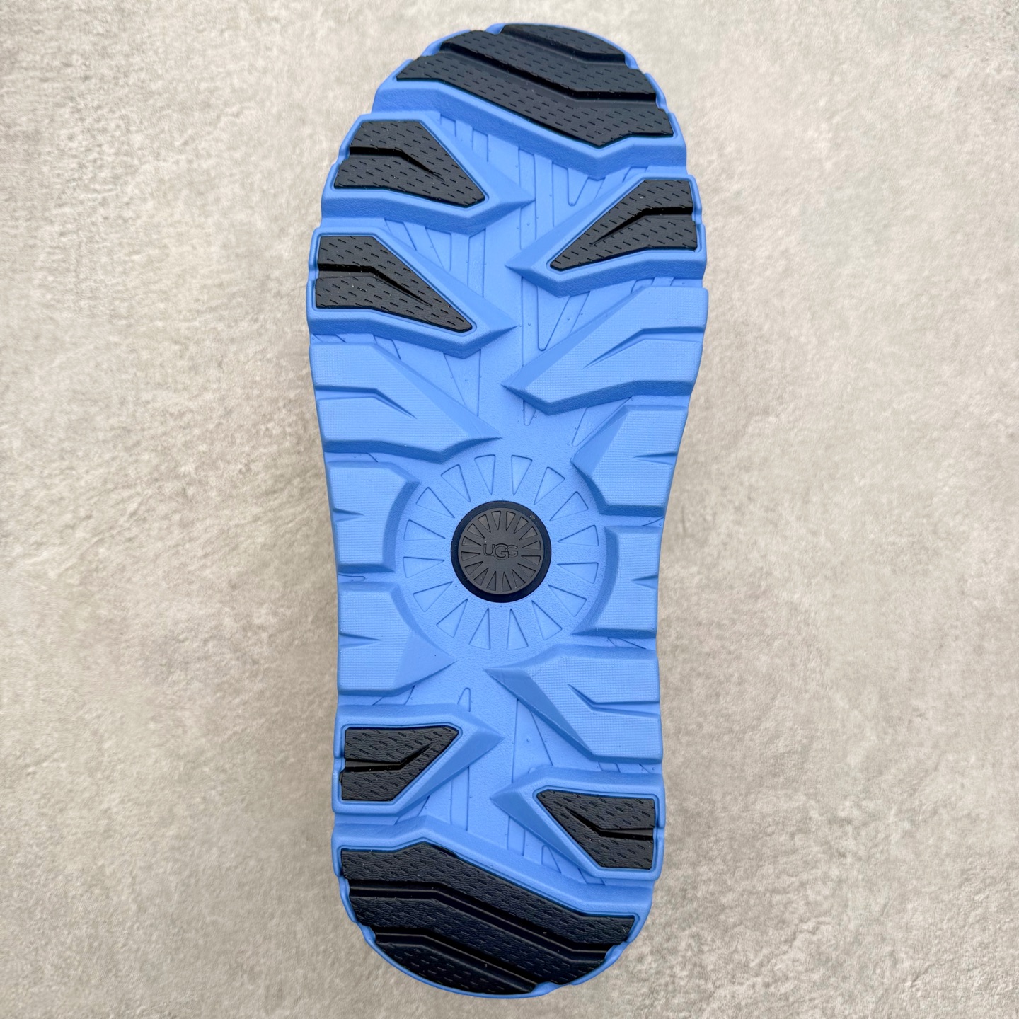 图片[9]-＃GD UGG 4196 经典秋冬羊皮毛一体雪地靴 隆丰A级澳洲进口羊皮毛一体 完全遵循ZP工艺流程 代工厂原厂版师 秉承无原鞋不开发选择 注重每一处细节 市面最正版型 TREADLITE\\\”轻翼\\\”科技外底 轻便/耐用/柔韧/桩型【售后郑重承诺】一个月内若出现重大脱胶/断底等质量问题 直接为您换新 翻毛皮鞋面 细腻亲肤再生聚酯纤维滚边 舒适易打理 保暖性佳 UGG plush™ 里衬和内底 茸软亲肤 舒适暖足 经典鞋型搭配轻盈厚底 稳稳拿捏秋冬出街时髦造型 Treadlite by UGG 轻翼大底 轻盈缓震 为双足减负 舒适轻便 助你轻松畅玩整天 尺码：35 36 37 38 39 40 41 42 43 44 45-选品中心