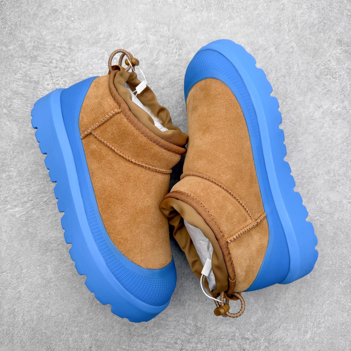 图片[3]-＃GD UGG 4196 经典秋冬羊皮毛一体雪地靴 隆丰A级澳洲进口羊皮毛一体 完全遵循ZP工艺流程 代工厂原厂版师 秉承无原鞋不开发选择 注重每一处细节 市面最正版型 TREADLITE\\\”轻翼\\\”科技外底 轻便/耐用/柔韧/桩型【售后郑重承诺】一个月内若出现重大脱胶/断底等质量问题 直接为您换新 翻毛皮鞋面 细腻亲肤再生聚酯纤维滚边 舒适易打理 保暖性佳 UGG plush™ 里衬和内底 茸软亲肤 舒适暖足 经典鞋型搭配轻盈厚底 稳稳拿捏秋冬出街时髦造型 Treadlite by UGG 轻翼大底 轻盈缓震 为双足减负 舒适轻便 助你轻松畅玩整天 尺码：35 36 37 38 39 40 41 42 43 44 45-选品中心