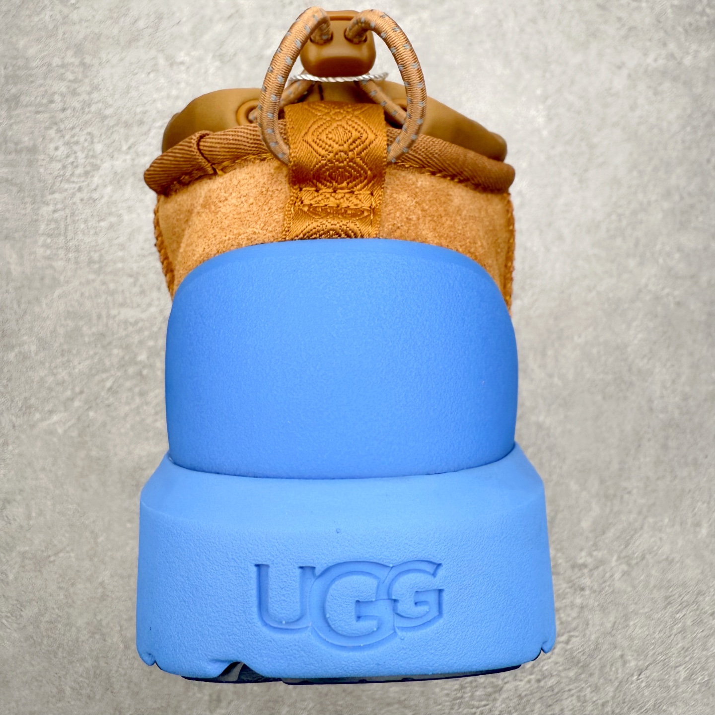 图片[8]-＃GD UGG 4196 经典秋冬羊皮毛一体雪地靴 隆丰A级澳洲进口羊皮毛一体 完全遵循ZP工艺流程 代工厂原厂版师 秉承无原鞋不开发选择 注重每一处细节 市面最正版型 TREADLITE\\\”轻翼\\\”科技外底 轻便/耐用/柔韧/桩型【售后郑重承诺】一个月内若出现重大脱胶/断底等质量问题 直接为您换新 翻毛皮鞋面 细腻亲肤再生聚酯纤维滚边 舒适易打理 保暖性佳 UGG plush™ 里衬和内底 茸软亲肤 舒适暖足 经典鞋型搭配轻盈厚底 稳稳拿捏秋冬出街时髦造型 Treadlite by UGG 轻翼大底 轻盈缓震 为双足减负 舒适轻便 助你轻松畅玩整天 尺码：35 36 37 38 39 40 41 42 43 44 45-选品中心